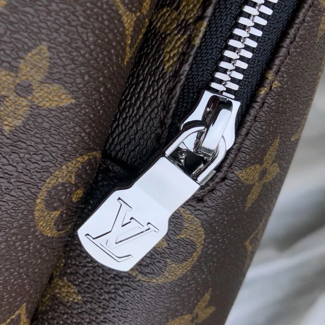 💰1040 Top-quality original item Actual photos M43422-ZACK Backpack This sports-style coated canvas Zack backpack is full of capacity and displays classic Louis Vuitton style. The flap, drawstring and metal buckle are all classic Louis Vuitton design elements. - 45 x 30 x 20cm (L x H x W) Specially coated Louis Vuitton canvas outer - Fabric lining - Cowhide leather trim - Silver metal hardware - Top handle - 2 leather shoulder straps - Flap + drawstring + buckle - 1 lined internal compartment - 1 double internal patch pocket