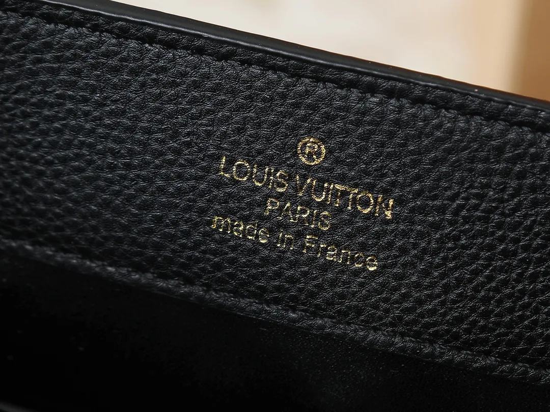 💰420💰Guangzhou goods Upgraded original M12135 M11964 M12751 This Capucines medium handbag draws inspiration from the brand’s classic hard suitcase, transforming the iconic Malletage element into a diamond-shaped metal decoration, which complements the Taurillon cow leather bag body. The pocket design makes it easy to store what you need on the go, and the detachable shoulder strap allows for a variety of carrying methods. Dimensions: 31.05 x 20.0 x 11.0 cm (length x height x width)
