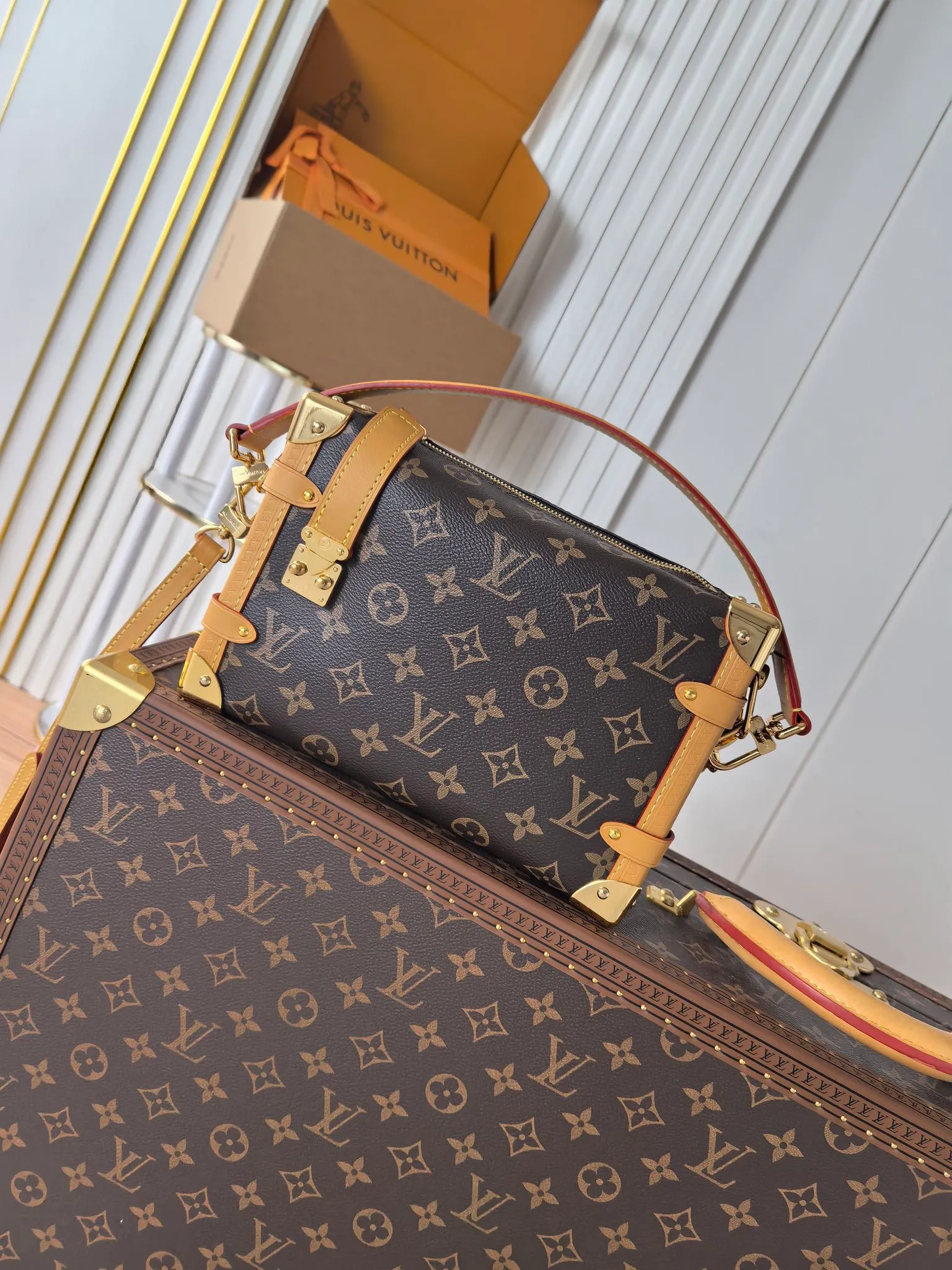 💰820💰 (Dynamic chip 163c01 top original order) M46358 M46815 M47139 Nicolas Ghesquière repeatedly explored Louis Vuitton’s trunk-making heritage to create this Side Trunk medium handbag. Monogram canvas is combined with leather trim, and the leather zipper puller creatively connects to the iconic S-lock, and the reinforced metal corners gather the eye. The wide handles and leather spaghetti strap are removable. Dimensions: 23.5 x 16.0 x 8.5 cm (length x height x width)