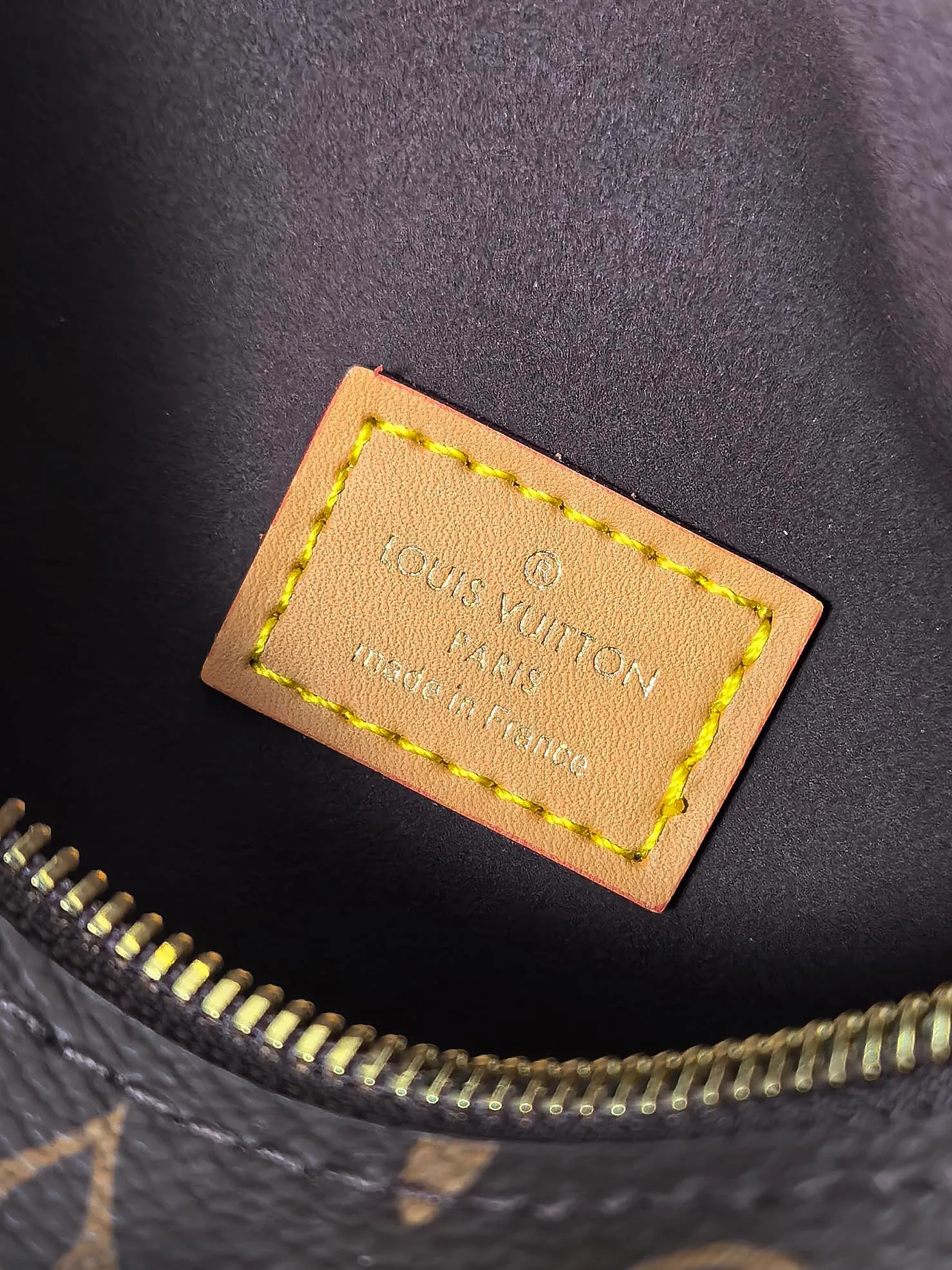 💰820💰 (Dynamic chip 163c01 top original order) M46358 M46815 M47139 Nicolas Ghesquière repeatedly explored Louis Vuitton’s trunk-making heritage to create this Side Trunk medium handbag. Monogram canvas is combined with leather trim, and the leather zipper puller creatively connects to the iconic S-lock, and the reinforced metal corners gather the eye. The wide handles and leather spaghetti strap are removable. Dimensions: 23.5 x 16.0 x 8.5 cm (length x height x width)