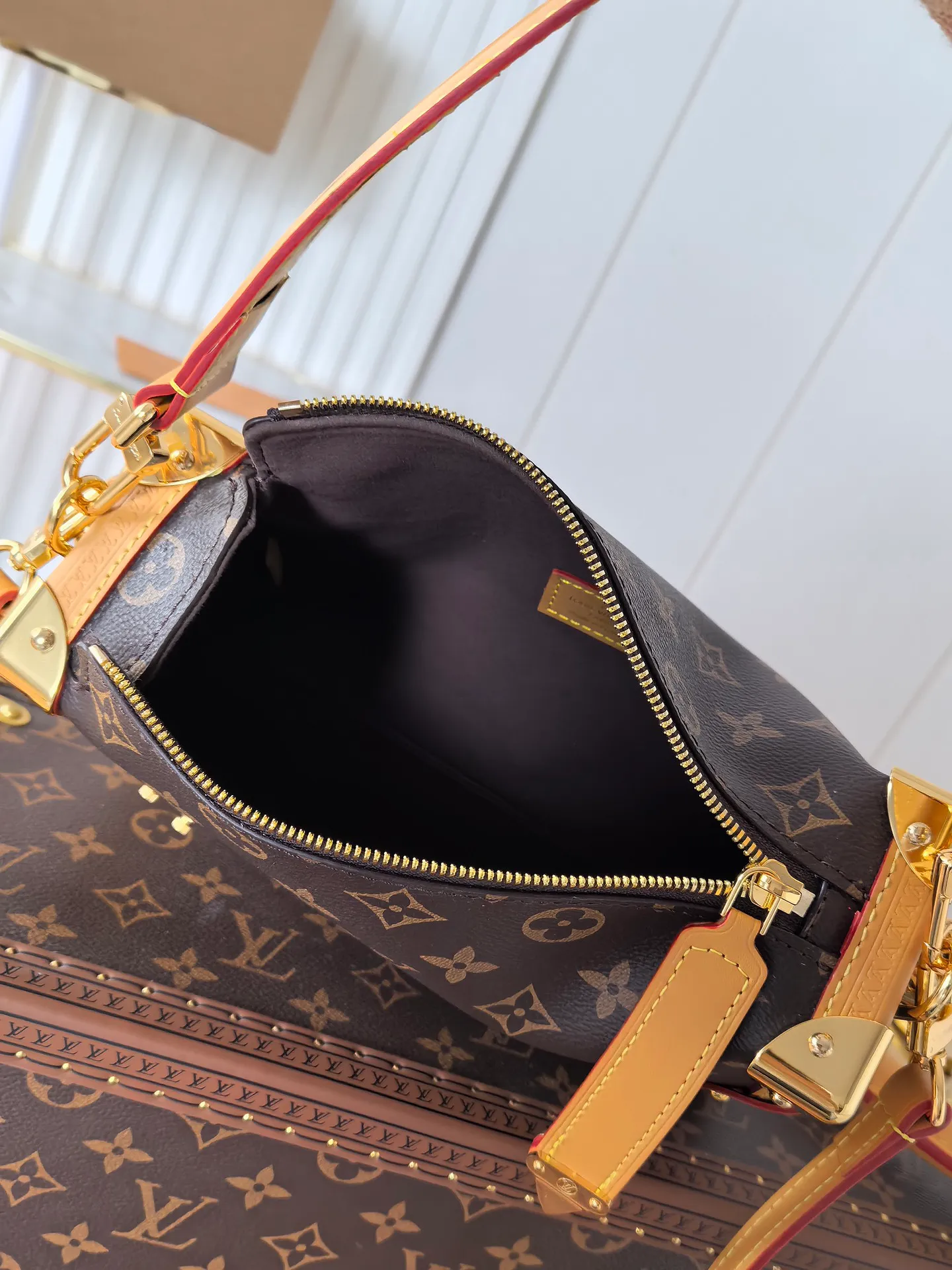 💰820💰 (Dynamic chip 163c01 top original order) M46358 M46815 M47139 Nicolas Ghesquière repeatedly explored Louis Vuitton’s trunk-making heritage to create this Side Trunk medium handbag. Monogram canvas is combined with leather trim, and the leather zipper puller creatively connects to the iconic S-lock, and the reinforced metal corners gather the eye. The wide handles and leather spaghetti strap are removable. Dimensions: 23.5 x 16.0 x 8.5 cm (length x height x width)