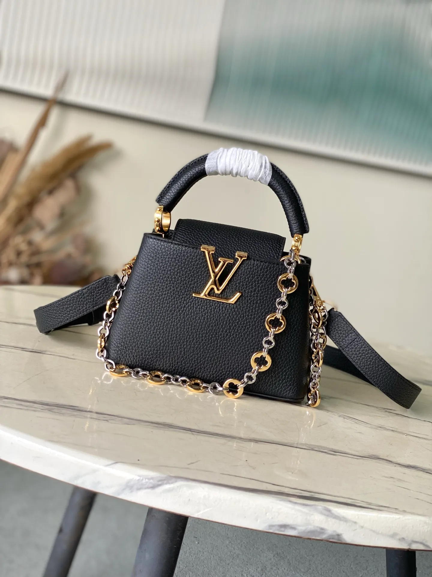 💰2180 "Special Grade Original Leather" M12936 Black Mini This Capucines mini handbag is made of flexible Taurillon cow leather. It uses jewelry-style double-plated chains and Monogram floral elements to highlight the identity of the Chain On You series. The flip cover can be placed on both the inside and outside. The ample structure and multiple inner pockets are convenient for storing daily needs. The rounded V letter adds an ingenious detail. Dimensions: 21 × 13.6 × 8 cm