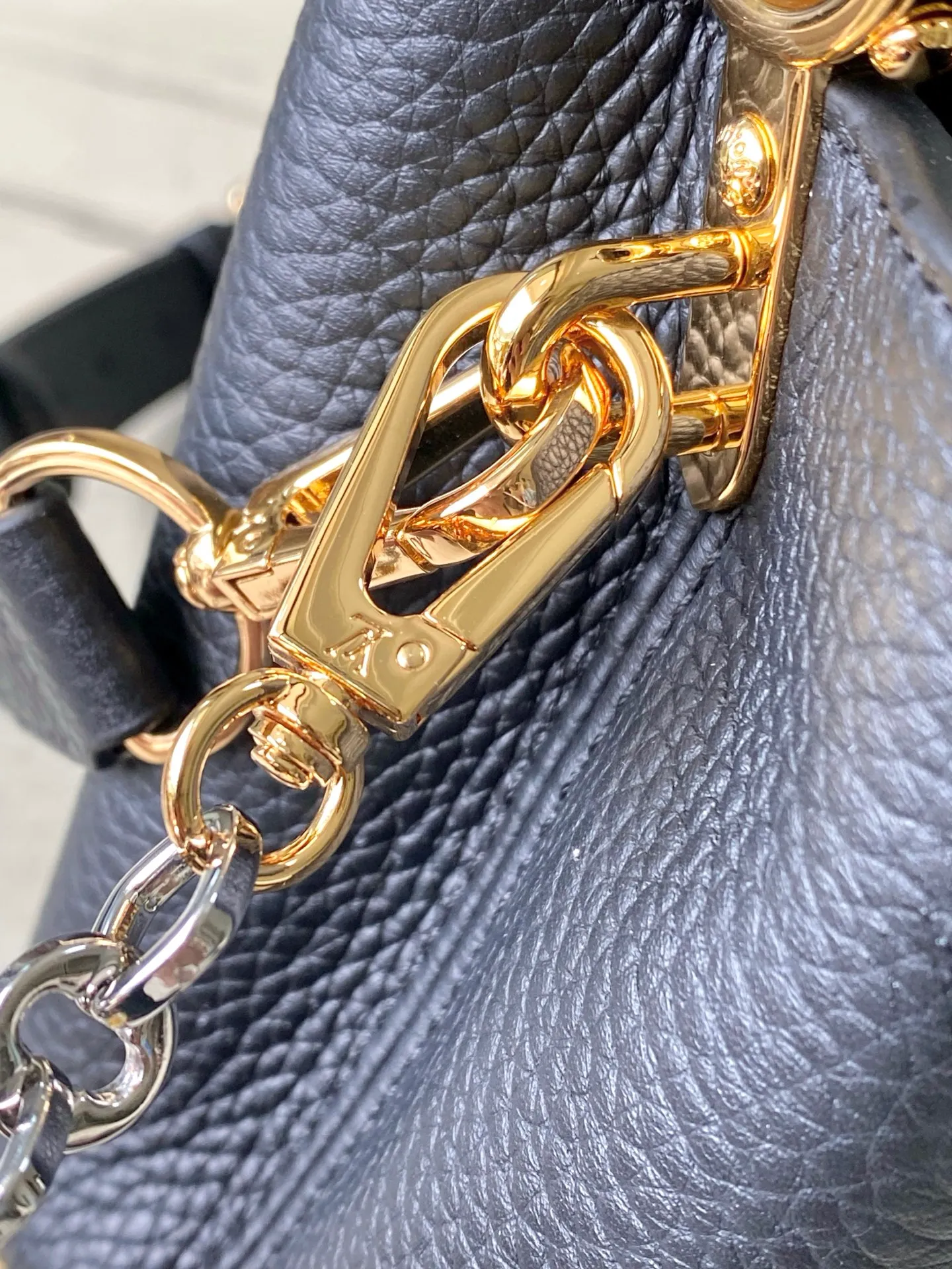💰2180 "Special Grade Original Leather" M12936 Black Mini This Capucines mini handbag is made of flexible Taurillon cow leather. It uses jewelry-style double-plated chains and Monogram floral elements to highlight the identity of the Chain On You series. The flip cover can be placed on both the inside and outside. The ample structure and multiple inner pockets are convenient for storing daily needs. The rounded V letter adds an ingenious detail. Dimensions: 21 × 13.6 × 8 cm