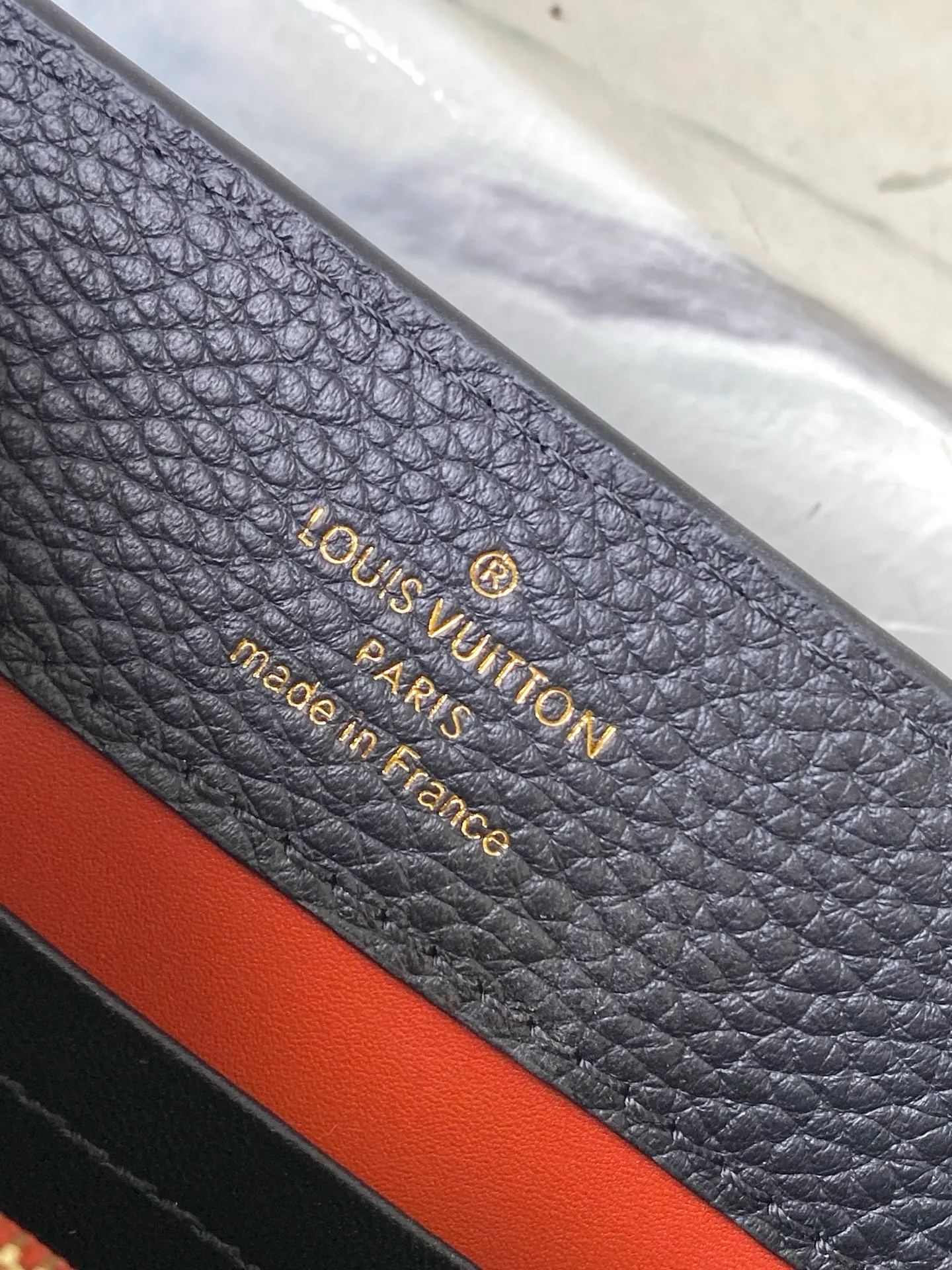 💰2180 "Special Grade Original Leather" M12936 Black Mini This Capucines mini handbag is made of flexible Taurillon cow leather. It uses jewelry-style double-plated chains and Monogram floral elements to highlight the identity of the Chain On You series. The flip cover can be placed on both the inside and outside. The ample structure and multiple inner pockets are convenient for storing daily needs. The rounded V letter adds an ingenious detail. Dimensions: 21 × 13.6 × 8 cm