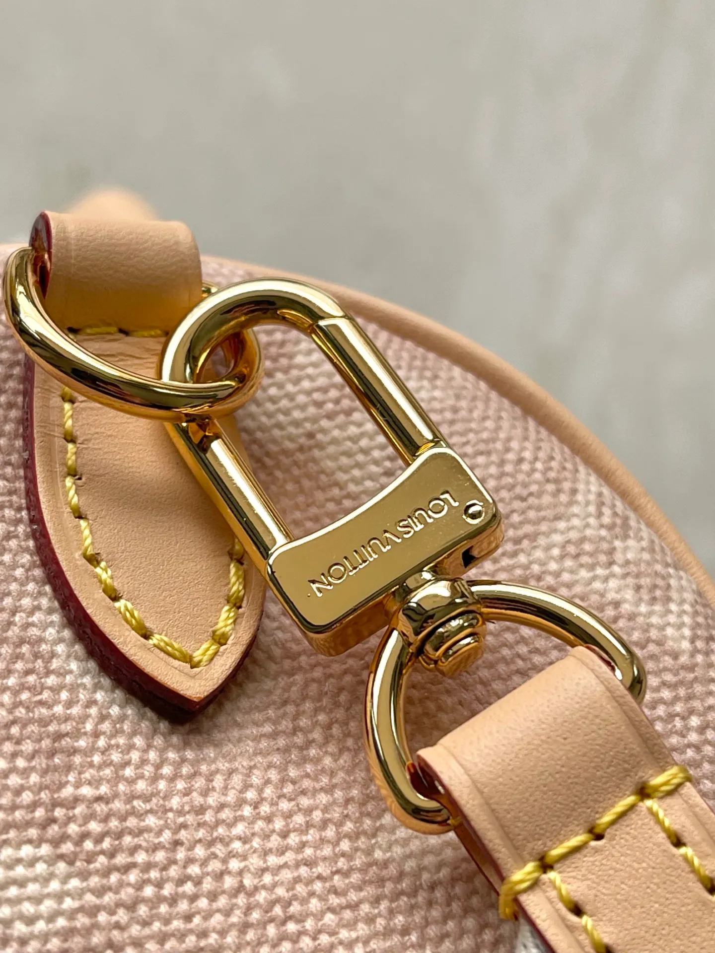 💰1020 Top original order M15151 This Speedy 20 Bandoullere handbag is made of Meowgram canvas, and is currently featured in the LV Travels With Grace Coddington collaboration series created by the brand and the former creative director of Vogue. Cute cat-shaped pendants and leather handles are rich in details, and metal parts such as padlocks add elegant touches. Dimensions: 20.5 × 13.5 × 12 cm