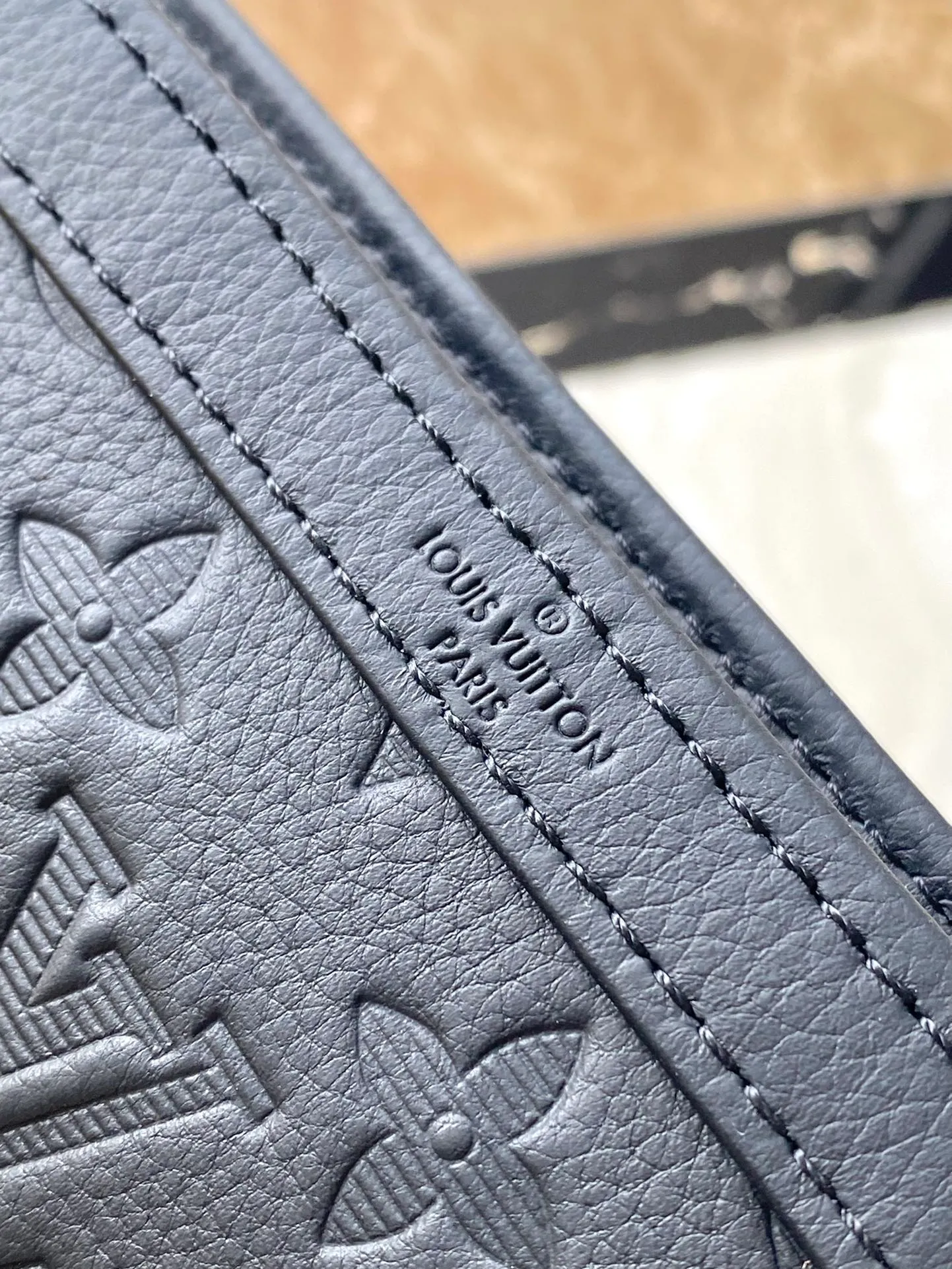 💰760 (top-grain leather) Top-quality original M81115 full leather Gaston Wearable Wallet handbag is derived from the Pochette Voyage clutch. It is cut from Monogram Shadow leather to a suitable size and can accommodate mobile phones and other travel needs. The removable and adjustable shoulder strap features a removable card holder, ideal for holding contactless payment devices or transit cards. Dimensions: 22 x 14.5 x 4.5 cm
