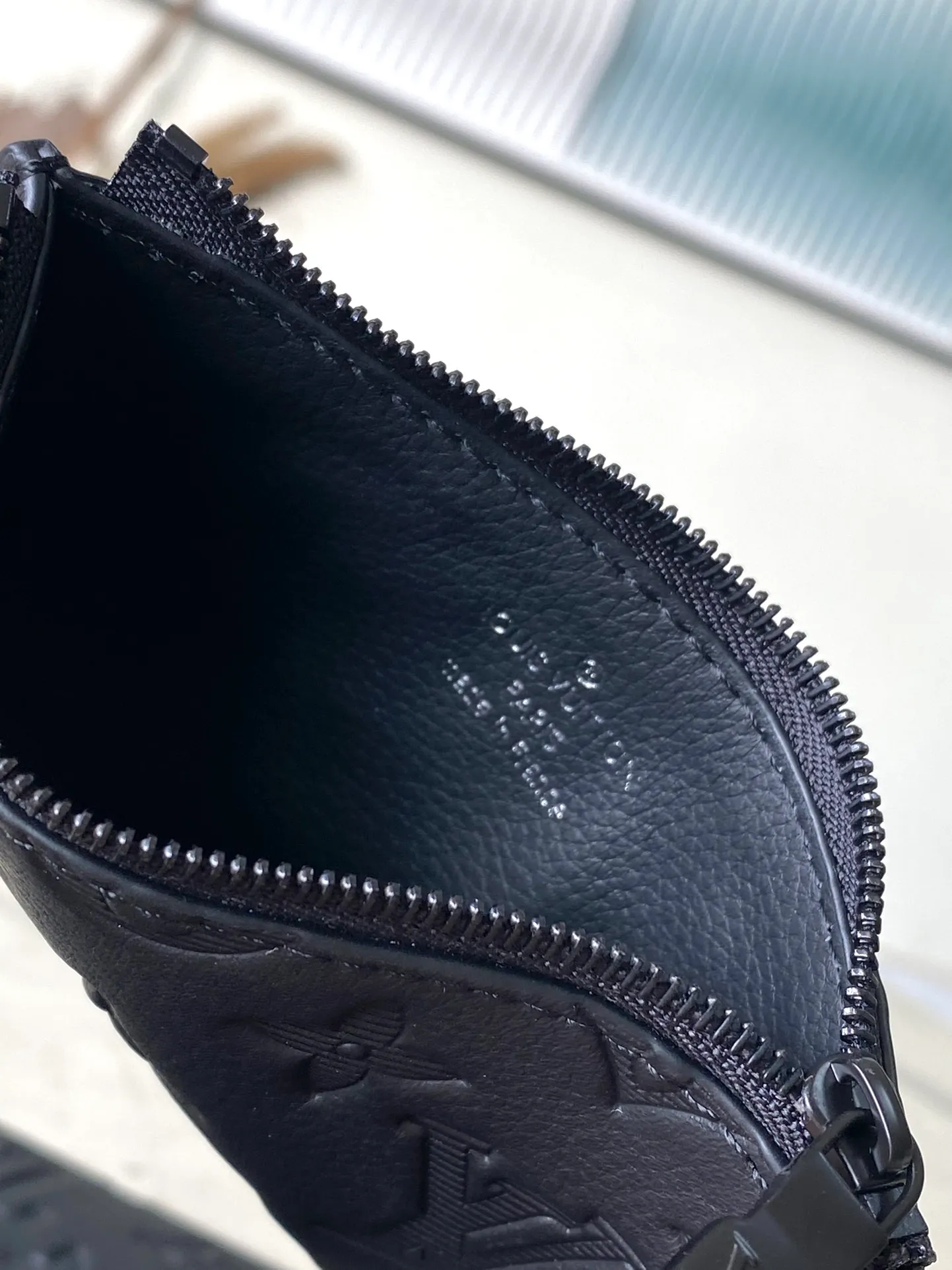 💰760 (top-grain leather) Top-quality original M81115 full leather Gaston Wearable Wallet handbag is derived from the Pochette Voyage clutch. It is cut from Monogram Shadow leather to a suitable size and can accommodate mobile phones and other travel needs. The removable and adjustable shoulder strap features a removable card holder, ideal for holding contactless payment devices or transit cards. Dimensions: 22 x 14.5 x 4.5 cm