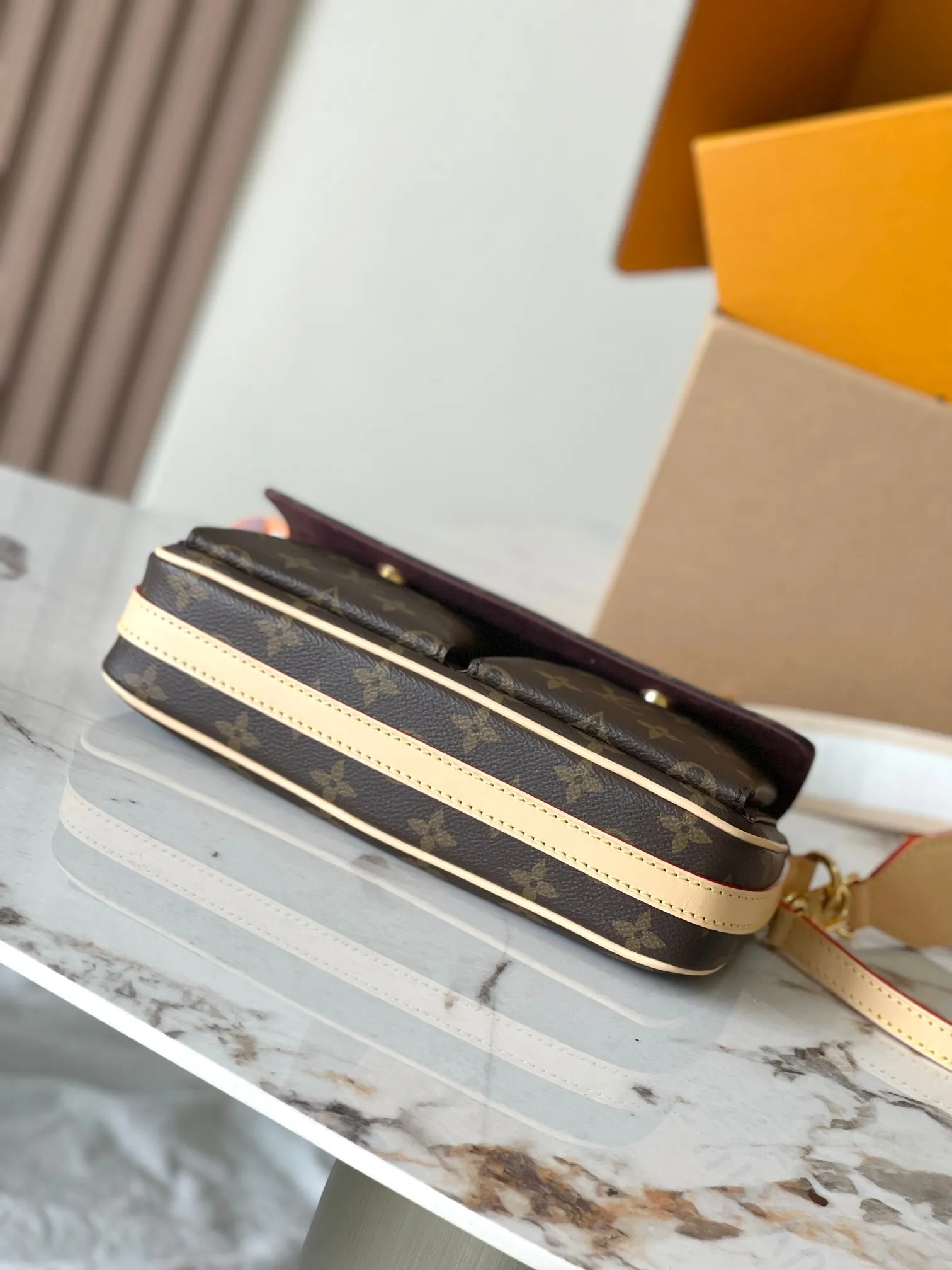 p1760 [Special grade MB chip version original leather] VIBE handbag Model: M46999 Material: Grade A all-steel hardware, imported original fabric Packaging: Full set of original duty-free MB packaging Size: 25x15x8cm