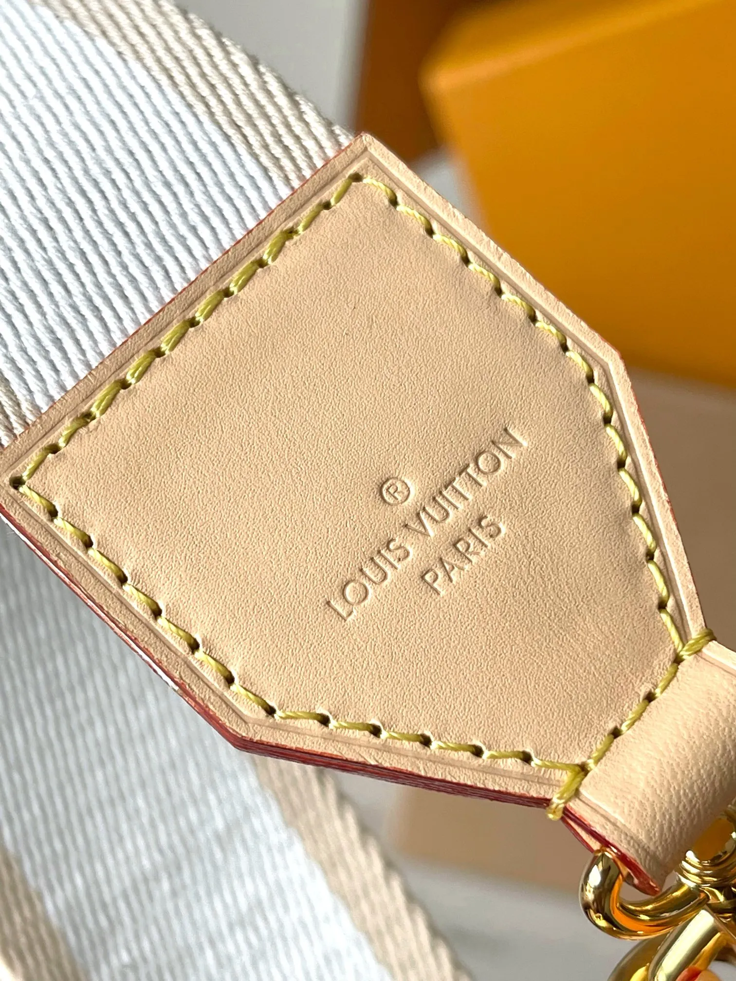 p1760 [Special grade MB chip version original leather] VIBE handbag Model: M46999 Material: Grade A all-steel hardware, imported original fabric Packaging: Full set of original duty-free MB packaging Size: 25x15x8cm