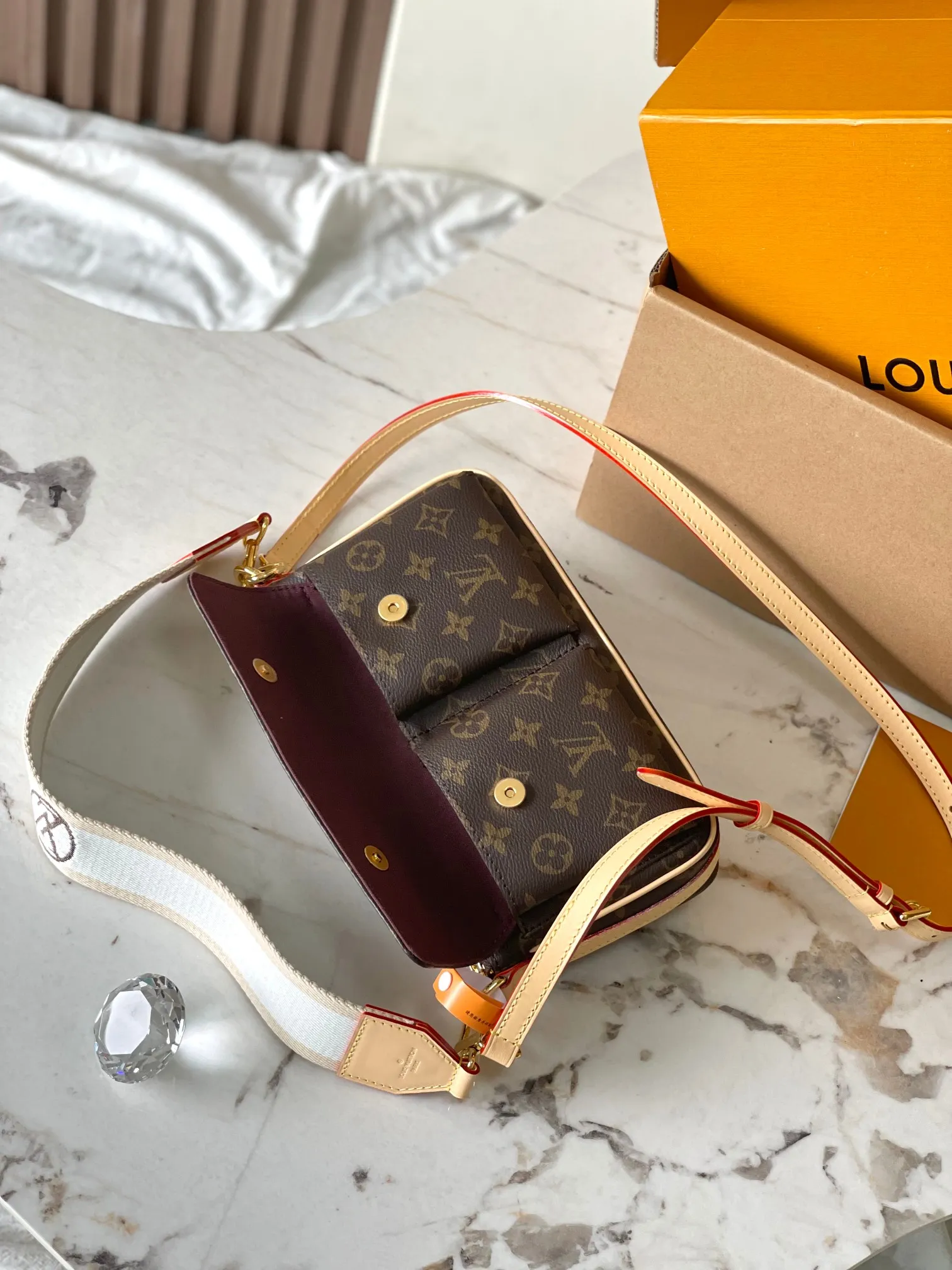 p1760 [Special grade MB chip version original leather] VIBE handbag Model: M46999 Material: Grade A all-steel hardware, imported original fabric Packaging: Full set of original duty-free MB packaging Size: 25x15x8cm