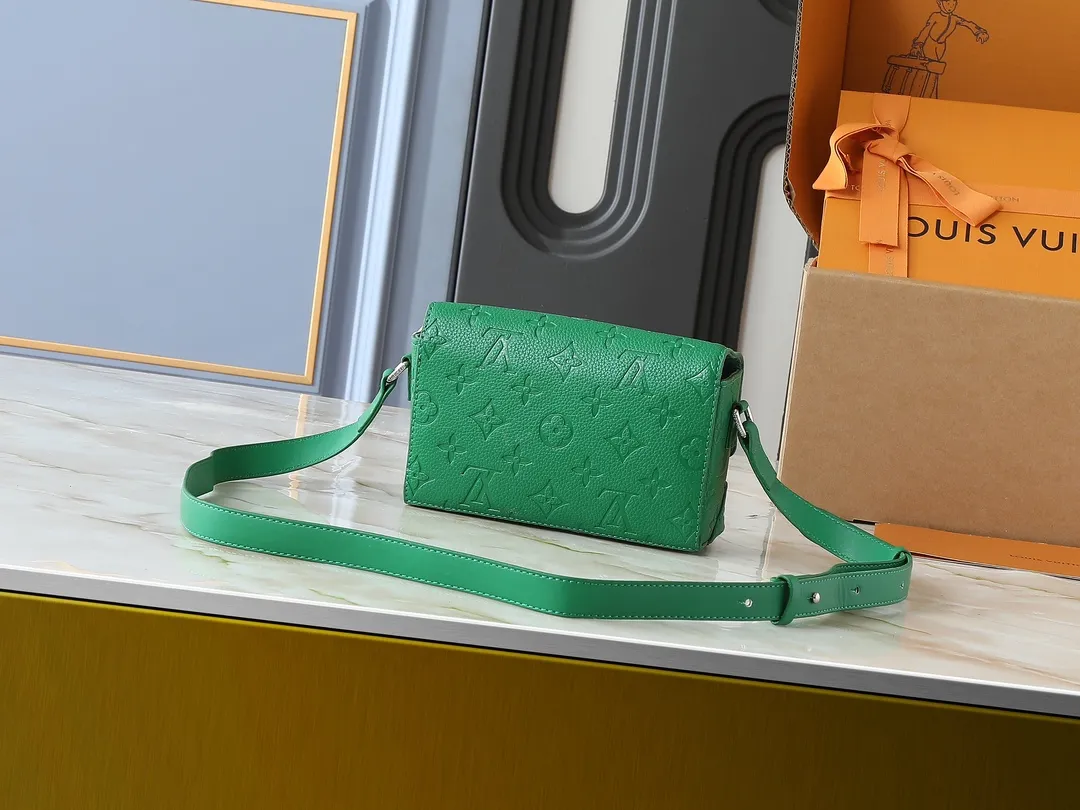💰240💰Upgraded from the original M81746 M82917 M82916 M82918 M83613 M40674 This Steamer mini handbag is made of bright Taurillon leather and tells the inspiration of the brand's traditional Steamer hard case. A signature pin and chain add a classic touch, while an interior zip pocket and magnetic closure ensure secure storage. Dimensions: 18.0 x 11.0 x 6.5 cm (length x height x width)