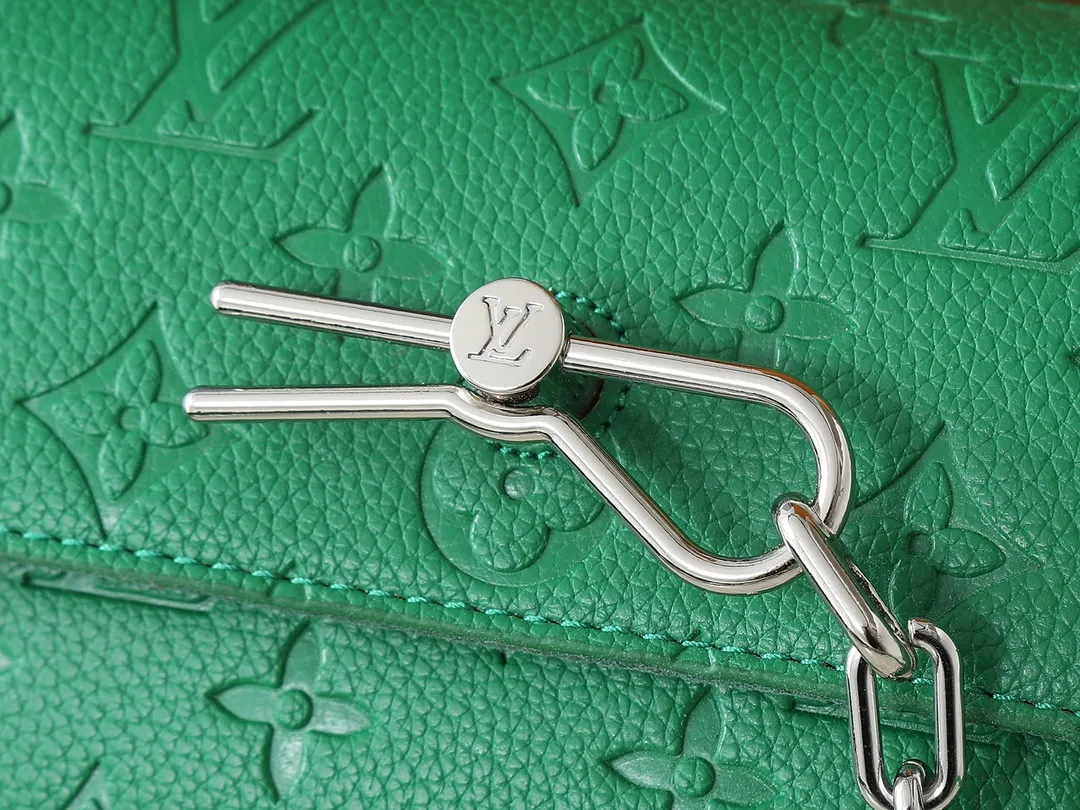 💰240💰Upgraded from the original M81746 M82917 M82916 M82918 M83613 M40674 This Steamer mini handbag is made of bright Taurillon leather and tells the inspiration of the brand's traditional Steamer hard case. A signature pin and chain add a classic touch, while an interior zip pocket and magnetic closure ensure secure storage. Dimensions: 18.0 x 11.0 x 6.5 cm (length x height x width)
