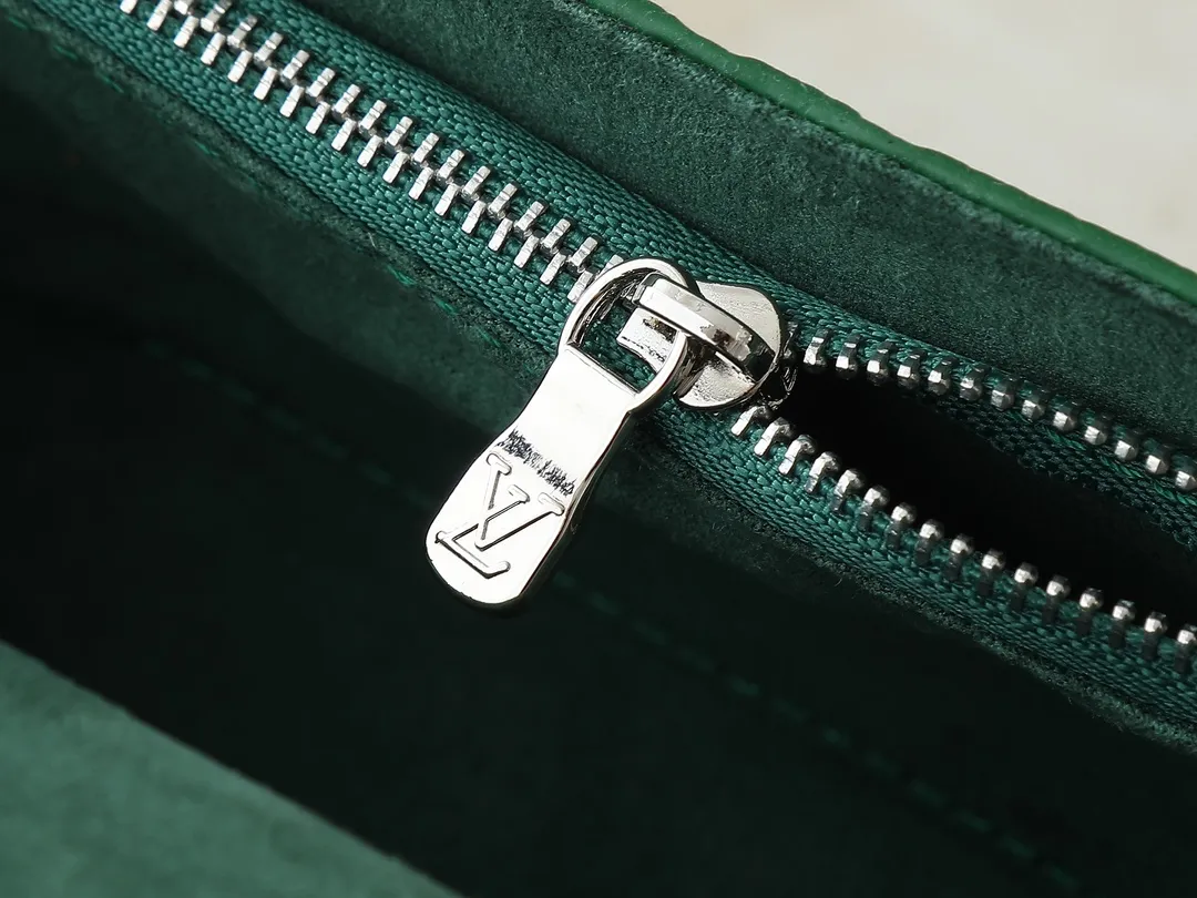 💰240💰Upgraded from the original M81746 M82917 M82916 M82918 M83613 M40674 This Steamer mini handbag is made of bright Taurillon leather and tells the inspiration of the brand's traditional Steamer hard case. A signature pin and chain add a classic touch, while an interior zip pocket and magnetic closure ensure secure storage. Dimensions: 18.0 x 11.0 x 6.5 cm (length x height x width)