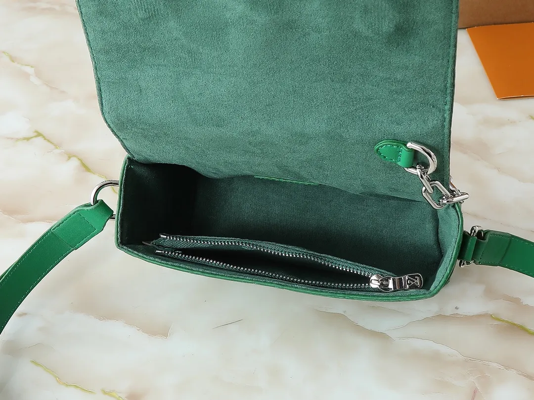 💰240💰Upgraded from the original M81746 M82917 M82916 M82918 M83613 M40674 This Steamer mini handbag is made of bright Taurillon leather and tells the inspiration of the brand's traditional Steamer hard case. A signature pin and chain add a classic touch, while an interior zip pocket and magnetic closure ensure secure storage. Dimensions: 18.0 x 11.0 x 6.5 cm (length x height x width)