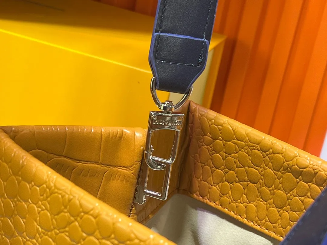Batch 340💰M24457 Black Orange Blue Green Gray Presbyopic Plaid Black Crocodile Orange Crocodile Pattern 9 Colors ✔️ This Shopper medium handbag draws inspiration from Louis Vuitton shopping bags, with the words Louis Vuitton and Maison Fondée En 1854 written on soft cow leather, with a top handle and a detachable shoulder strap. Size: 40x32x16cm