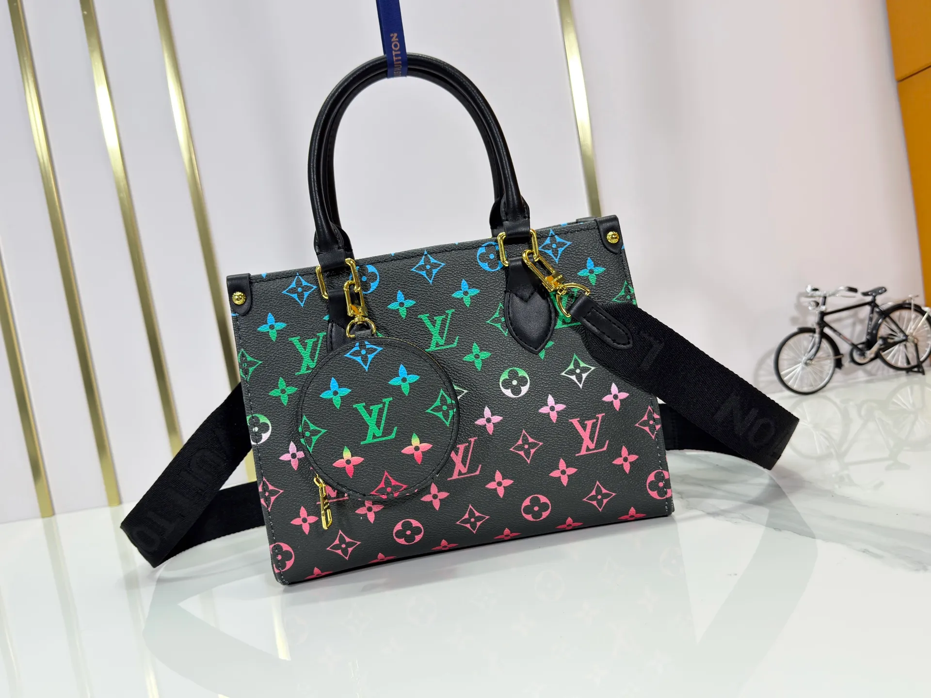 P260 Upgraded original version 🔥New style🔥M45659 M46373 M44571 This OnTheGo small handbag is made of Monogram and Monogram Reverse canvas, with the Monogram Giant pattern embellished on it. The Toron handle and the jacquard textured shoulder strap decorated with the brand's logo create a visual contrast, and the detachable coin bag is suitable for storing change or small items. It combines fashionable charm with various functions, making it a good daily companion. 25.0 x 19.0 x 11.5 cm (length x height x width)