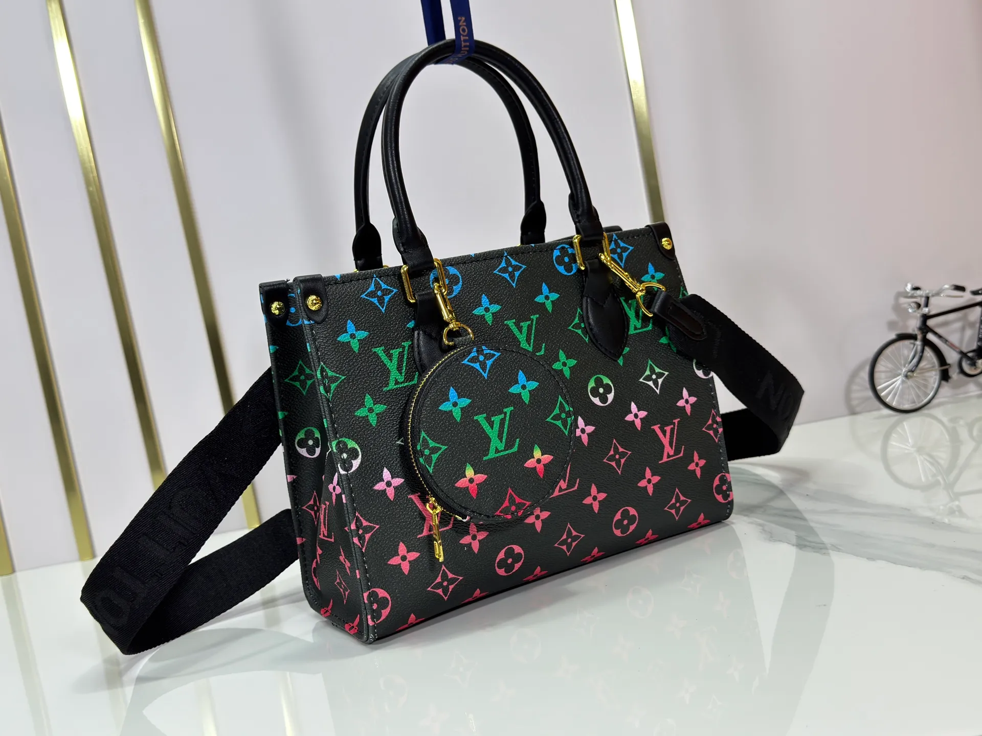 P260 Upgraded original version 🔥New style🔥M45659 M46373 M44571 This OnTheGo small handbag is made of Monogram and Monogram Reverse canvas, with the Monogram Giant pattern embellished on it. The Toron handle and the jacquard textured shoulder strap decorated with the brand's logo create a visual contrast, and the detachable coin bag is suitable for storing change or small items. It combines fashionable charm with various functions, making it a good daily companion. 25.0 x 19.0 x 11.5 cm (length x height x width)