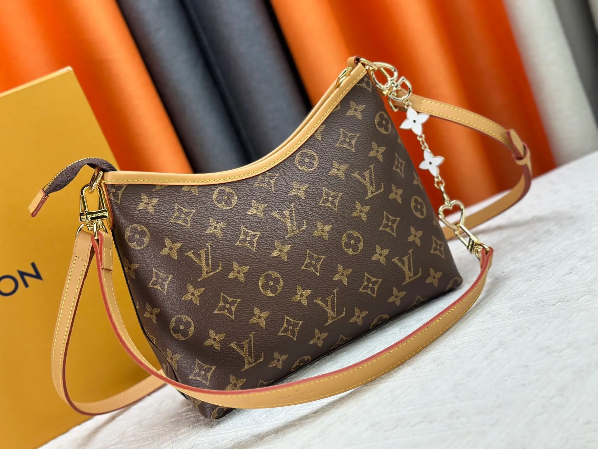 P270 Upgraded original M13689 medium size This Speedy Bandoulière handbag condenses the brand's traditional Speedy crossbody bag, which is Monogram presbyopia with fabric lining and cow leather trim. The detachable and adjustable leather shoulder strap displays the Louis Vuit signature, and the rolled leather handle adds a carrying option. Dimensions: 30x19x10cm (length x height x width)