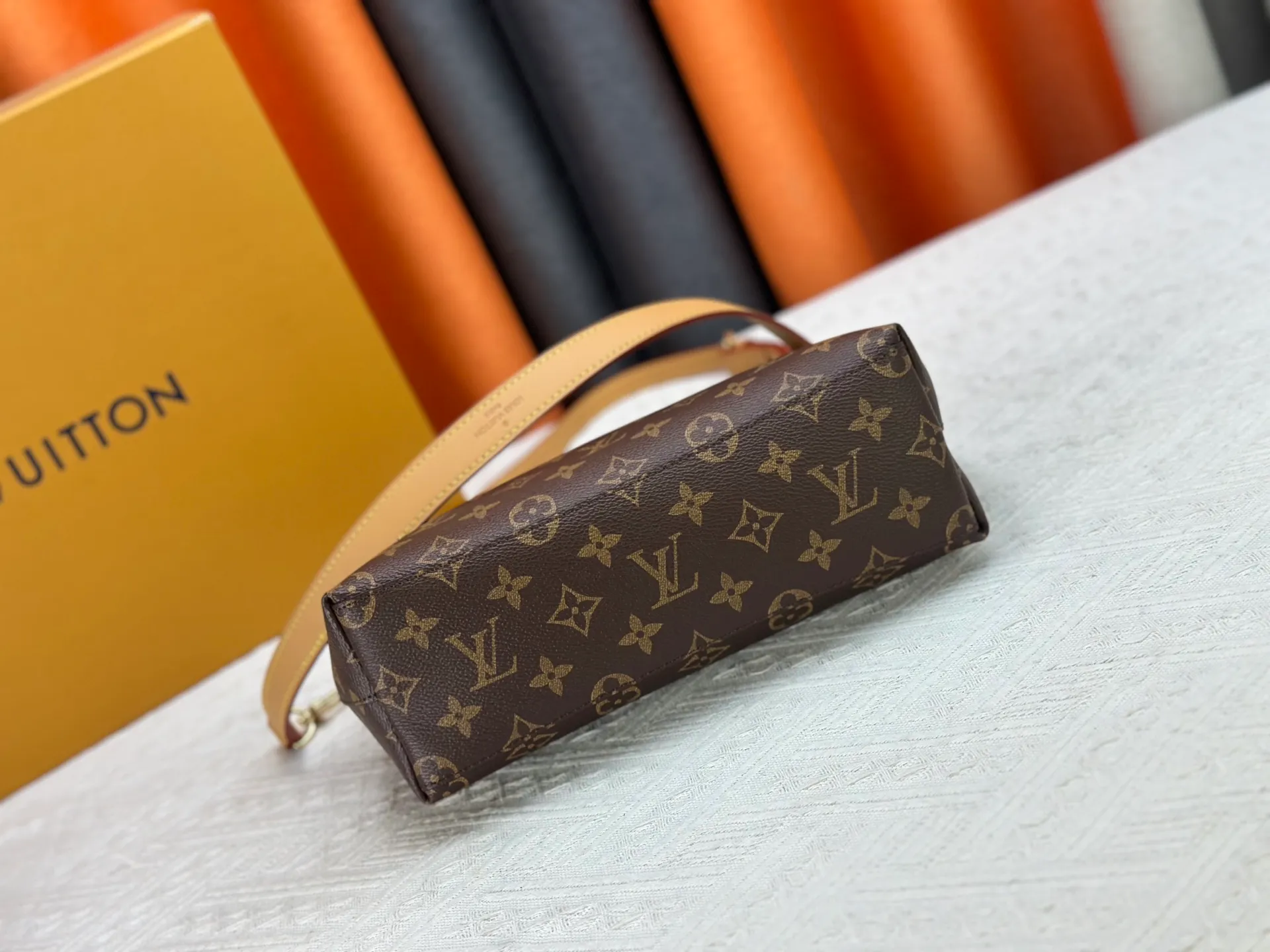 P270 Upgraded original M13689 medium size This Speedy Bandoulière handbag condenses the brand's traditional Speedy crossbody bag, which is Monogram presbyopia with fabric lining and cow leather trim. The detachable and adjustable leather shoulder strap displays the Louis Vuit signature, and the rolled leather handle adds a carrying option. Dimensions: 30x19x10cm (length x height x width)