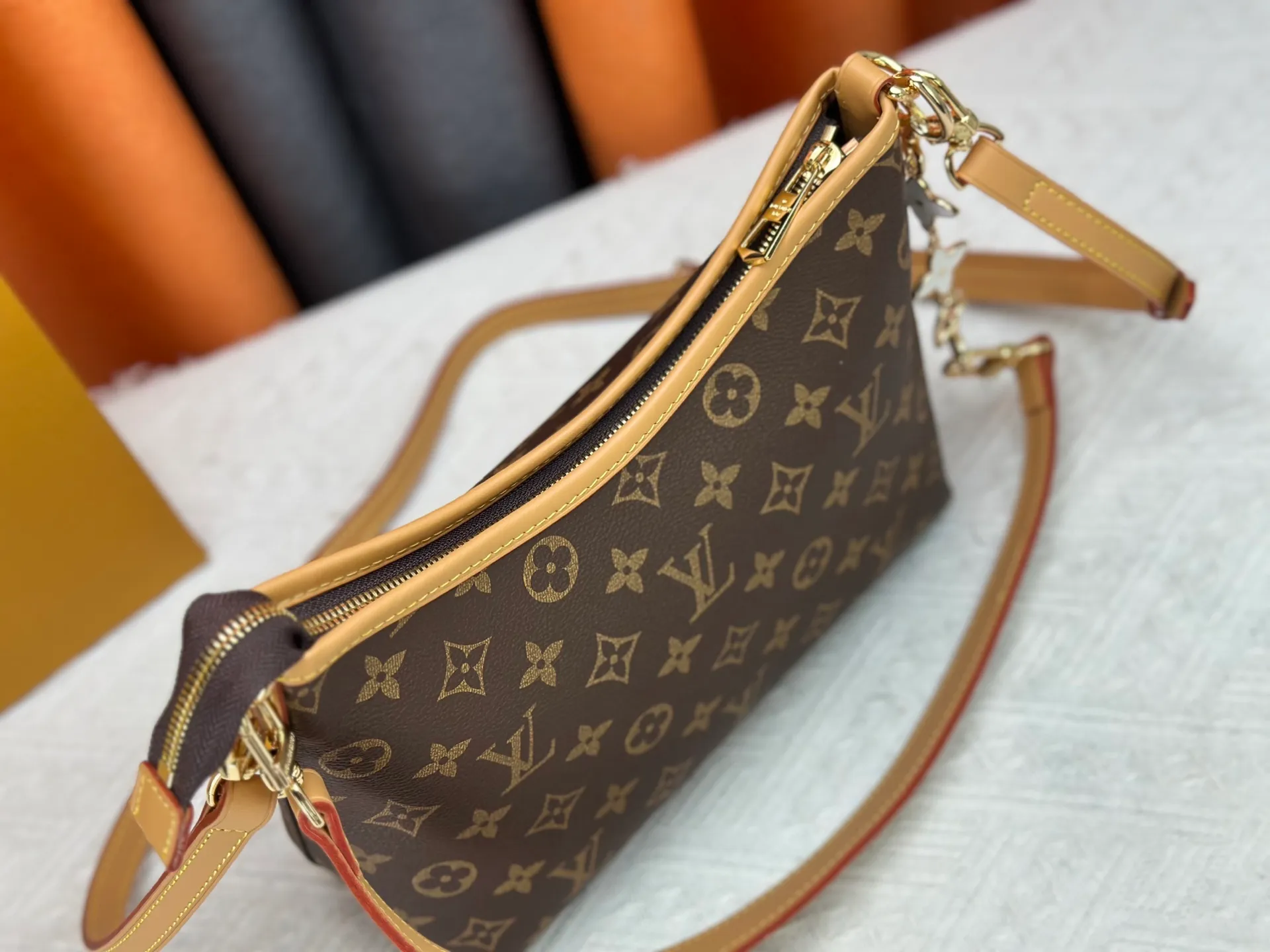 P270 Upgraded original M13689 medium size This Speedy Bandoulière handbag condenses the brand's traditional Speedy crossbody bag, which is Monogram presbyopia with fabric lining and cow leather trim. The detachable and adjustable leather shoulder strap displays the Louis Vuit signature, and the rolled leather handle adds a carrying option. Dimensions: 30x19x10cm (length x height x width)