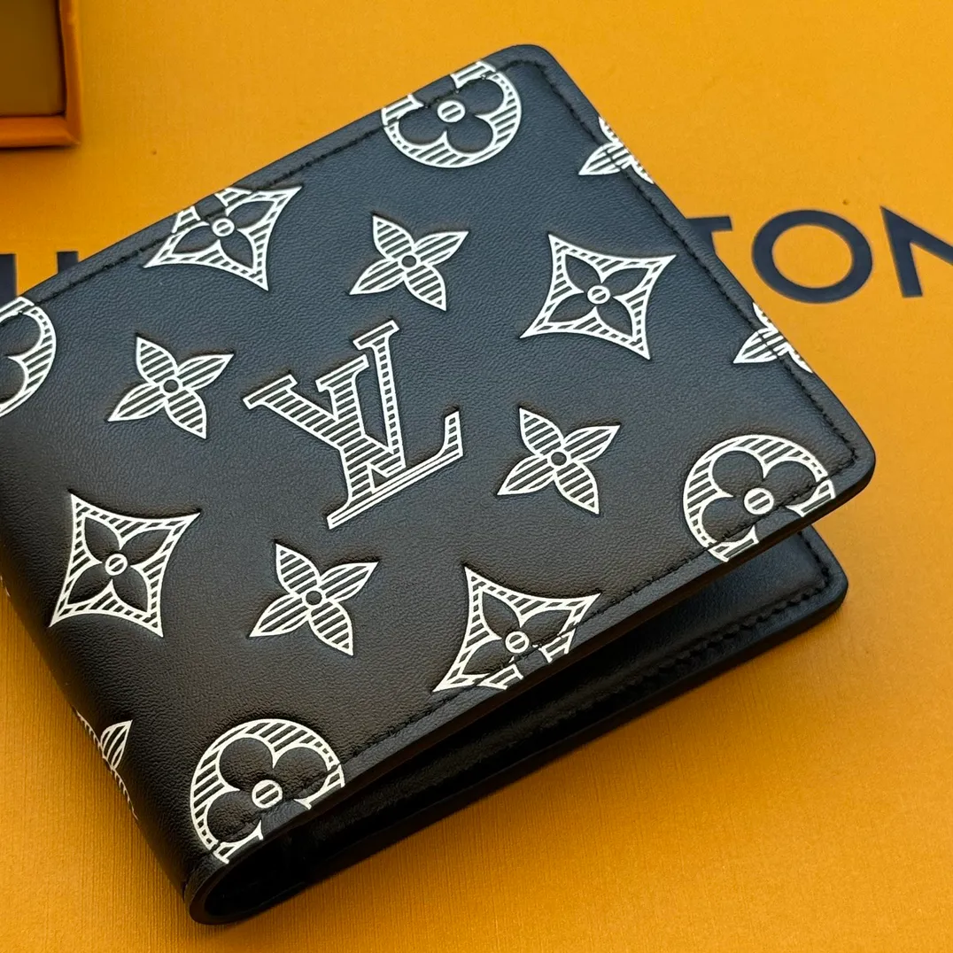 💰130 💎Top original version Upgraded version🇫🇷 Black screen printing MULTIPLE This Louis Vuitton Multiple wallet has a refreshing and simple design. The black Monogram Shadow calfskin fabric is very soft and decorated with the iconic Monogram embossing. Compact in size, it is extremely portable and equipped with multiple credit card slots and compartments for receipts and banknotes, making it extremely practical. Model: M83380 Size: 11.5x9x1.5