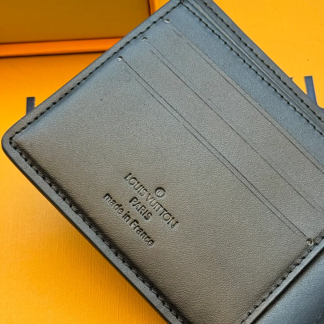 💰130 💎Top original version Upgraded version🇫🇷 Black screen printing MULTIPLE This Louis Vuitton Multiple wallet has a refreshing and simple design. The black Monogram Shadow calfskin fabric is very soft and decorated with the iconic Monogram embossing. Compact in size, it is extremely portable and equipped with multiple credit card slots and compartments for receipts and banknotes, making it extremely practical. Model: M83380 Size: 11.5x9x1.5