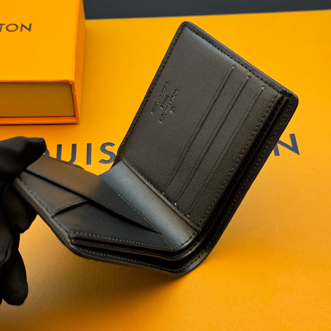 💰130 💎Top original version Upgraded version🇫🇷 Black screen printing MULTIPLE This Louis Vuitton Multiple wallet has a refreshing and simple design. The black Monogram Shadow calfskin fabric is very soft and decorated with the iconic Monogram embossing. Compact in size, it is extremely portable and equipped with multiple credit card slots and compartments for receipts and banknotes, making it extremely practical. Model: M83380 Size: 11.5x9x1.5