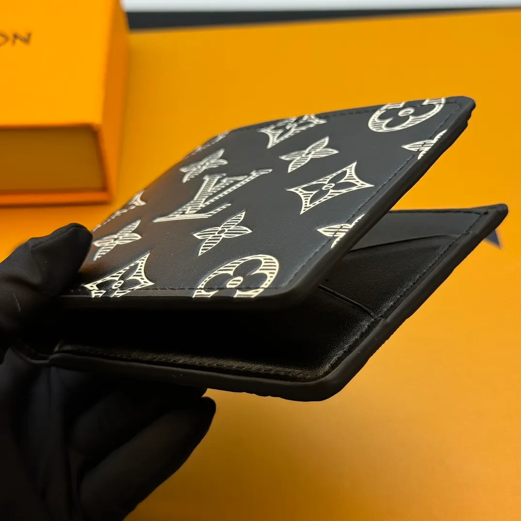 💰130 💎Top original version Upgraded version🇫🇷 Black screen printing MULTIPLE This Louis Vuitton Multiple wallet has a refreshing and simple design. The black Monogram Shadow calfskin fabric is very soft and decorated with the iconic Monogram embossing. Compact in size, it is extremely portable and equipped with multiple credit card slots and compartments for receipts and banknotes, making it extremely practical. Model: M83380 Size: 11.5x9x1.5