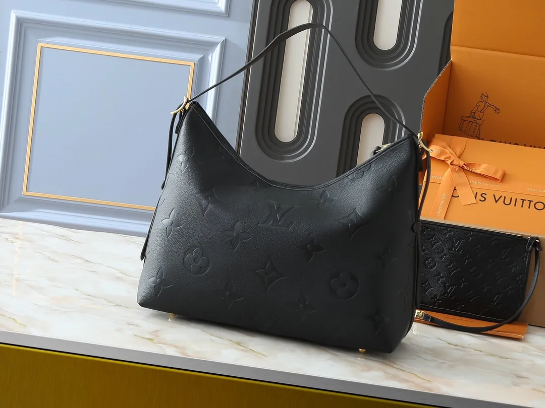 💰240💰Upgraded from the original M46197 M46203 M46289 M46292 Louis Vuitton launches a new CarryAll medium handbag, with Monogram canvas and leather trimming to create a body-fitting design. There's a zipped pocket inside the ample space, and a detachable zipped clutch adds a functional element, with a buckle-adjustable handle. Dimensions: 39.0 x 30.0 x 15.0 cm (length x height x width)