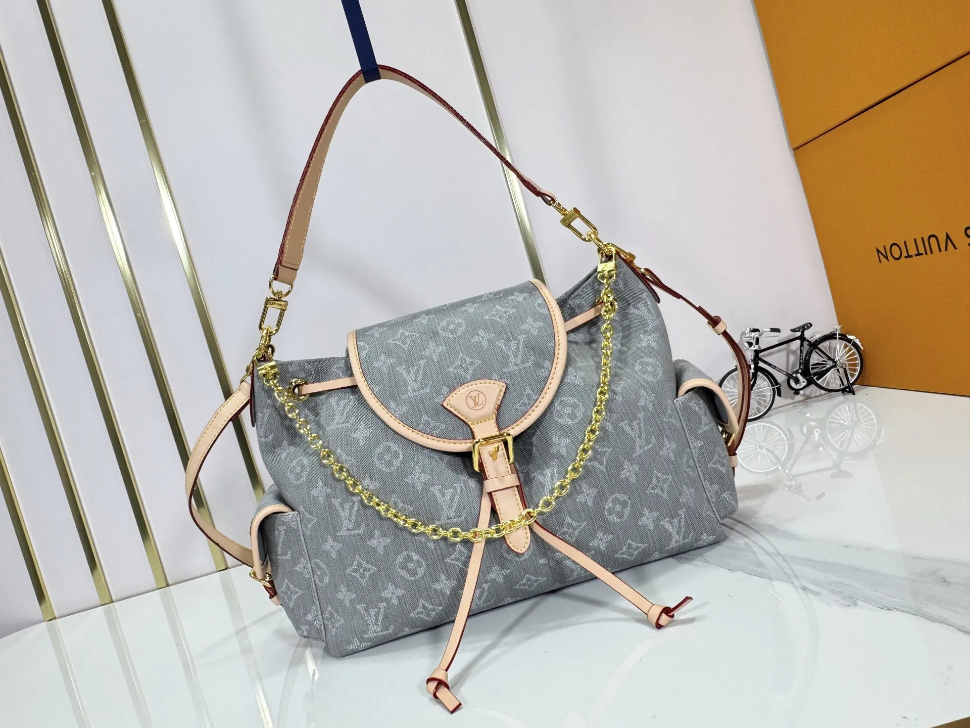 P300 M25085 M45501 upgraded original LV has been planted again! One shoulder ❥. Japanese second-hand vintagev presbyopic Takashi Murakami limited edition Vivian LV presbyopic limited edition! Super beautiful! Many Internet celebrities and trendy people are carrying this bag on one shoulder and across the body. It looks simple and looks very classy when paired with it! Really fascinated by the appearance. Size: 32*11*23cm