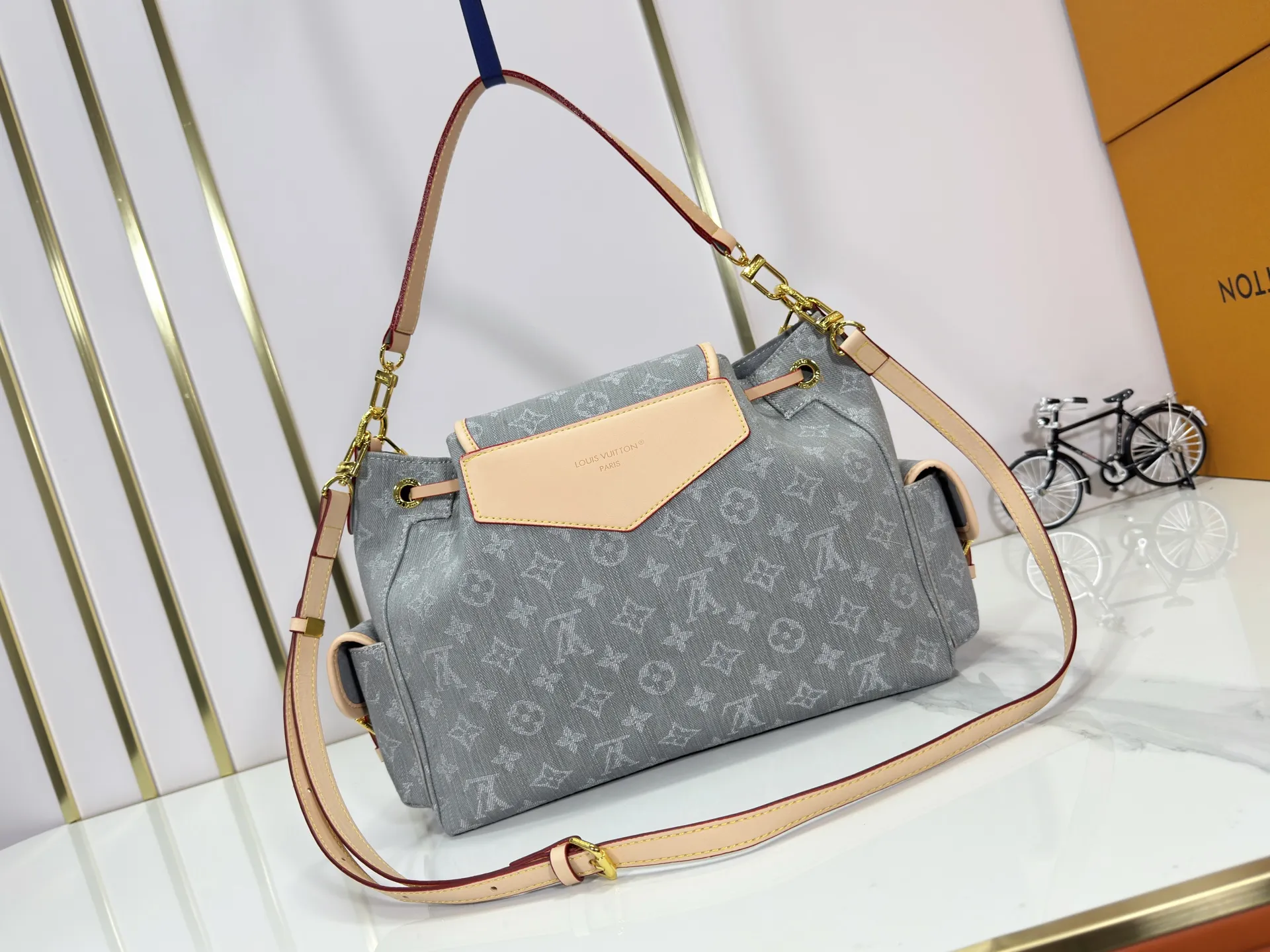 P300 M25085 M45501 upgraded original LV has been planted again! One shoulder ❥. Japanese second-hand vintagev presbyopic Takashi Murakami limited edition Vivian LV presbyopic limited edition! Super beautiful! Many Internet celebrities and trendy people are carrying this bag on one shoulder and across the body. It looks simple and looks very classy when paired with it! Really fascinated by the appearance. Size: 32*11*23cm