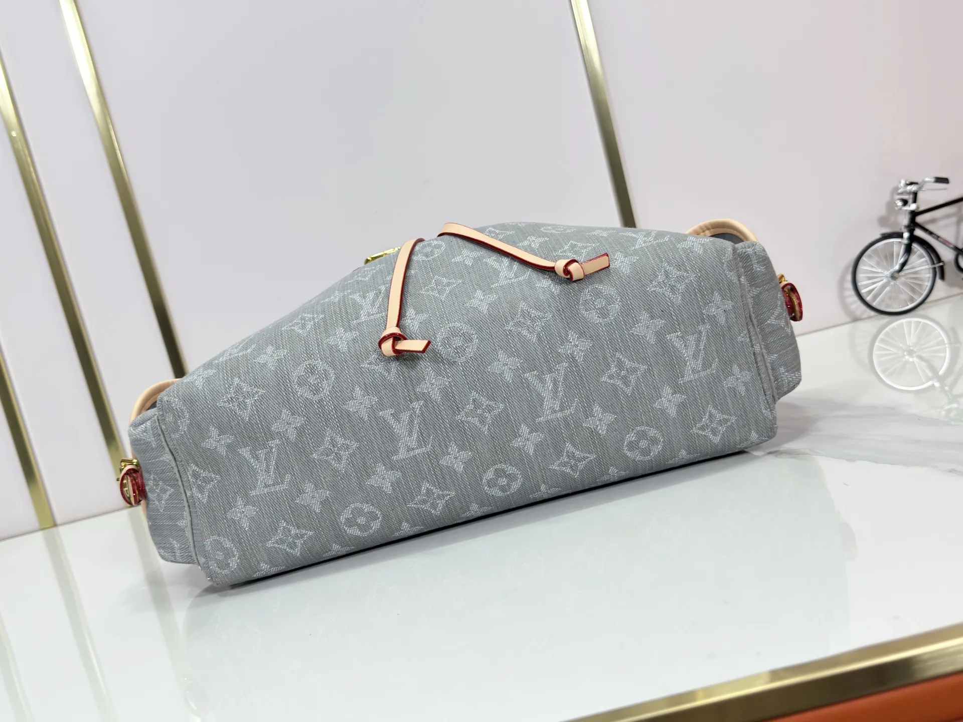 P300 M25085 M45501 upgraded original LV has been planted again! One shoulder ❥. Japanese second-hand vintagev presbyopic Takashi Murakami limited edition Vivian LV presbyopic limited edition! Super beautiful! Many Internet celebrities and trendy people are carrying this bag on one shoulder and across the body. It looks simple and looks very classy when paired with it! Really fascinated by the appearance. Size: 32*11*23cm