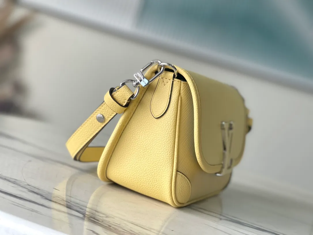 💰1160 (top-grain leather) top original order M59386 chick yellow. The Buci crossbody bag, cut from the iconic grained Epi leather, is available in exquisite pastel colors this season, adding a soft and elegant feel to the spring silhouette. The compact appearance and large resin-covered buckles of the same color give the look a fashionable and modern appeal. Dimensions: 24.5 x 15.5 x 9 cm