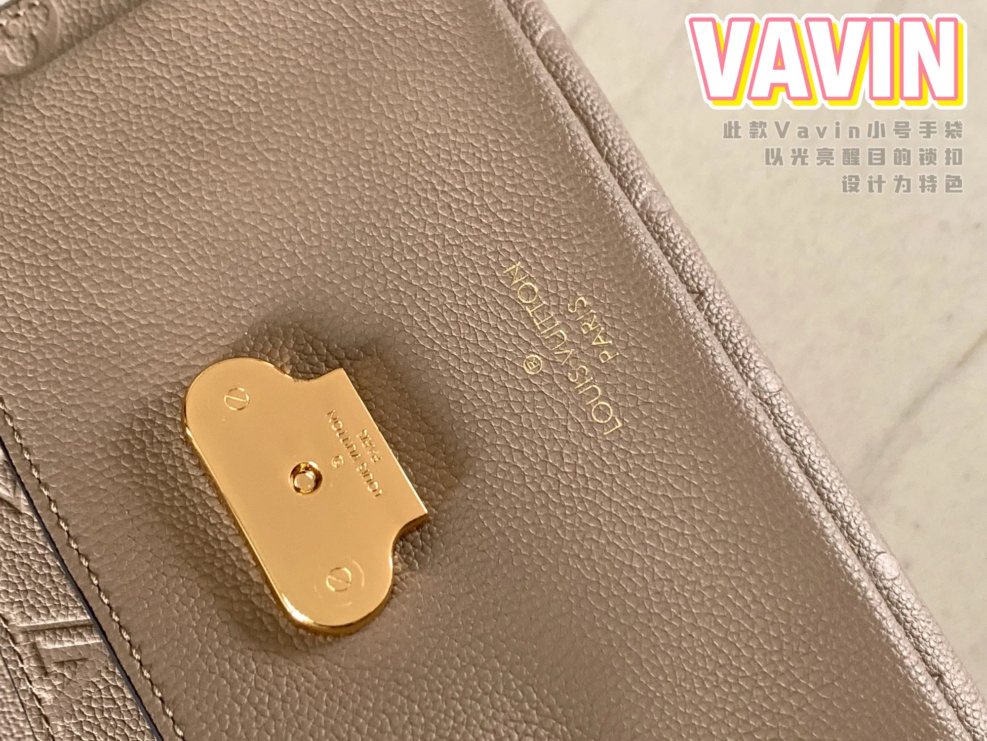 P1360 [Original Leather 💋 M44929 Elephant Gray Embossed] This small VAVIN handbag is made of a mixture of smooth and embossed Monogram Empreinte cowhide. This small Vavin handbag features a bright and eye-catching lock design. Soft and lightweight, fashionable and casual, an easy choice for daily carrying. Comes with an adjustable leather chain strap that can be worn on the shoulder or cross-body. Detailed dimensions: 25.0 x 17.0 x 9.5 cm