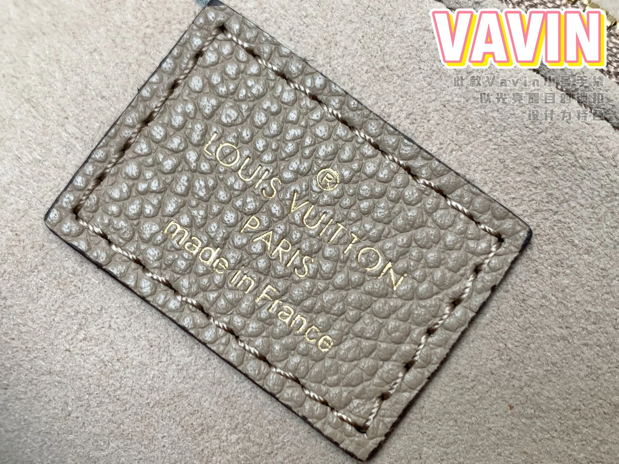 P1360 [Original Leather 💋 M44929 Elephant Gray Embossed] This small VAVIN handbag is made of a mixture of smooth and embossed Monogram Empreinte cowhide. This small Vavin handbag features a bright and eye-catching lock design. Soft and lightweight, fashionable and casual, an easy choice for daily carrying. Comes with an adjustable leather chain strap that can be worn on the shoulder or cross-body. Detailed dimensions: 25.0 x 17.0 x 9.5 cm