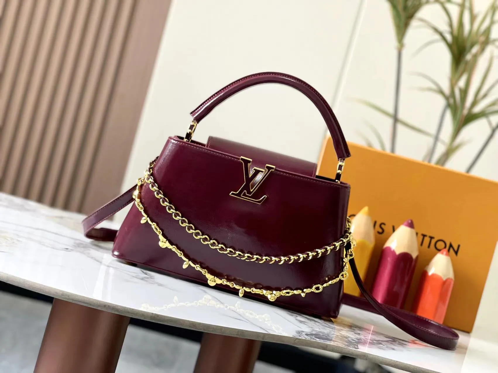 P480 [Guangzhou top quality original version] M25492 This CapucinesEast-WestBB handbag gives the leather a pleated texture, telling the new season trend. The cow leather trim outlines smooth lines, and the LV letters and detachable chain sparkle with metallic luster. The spacious interior meets different storage needs, and a variety of carrying methods show off its functional ingenuity. Size:33*19*9cm