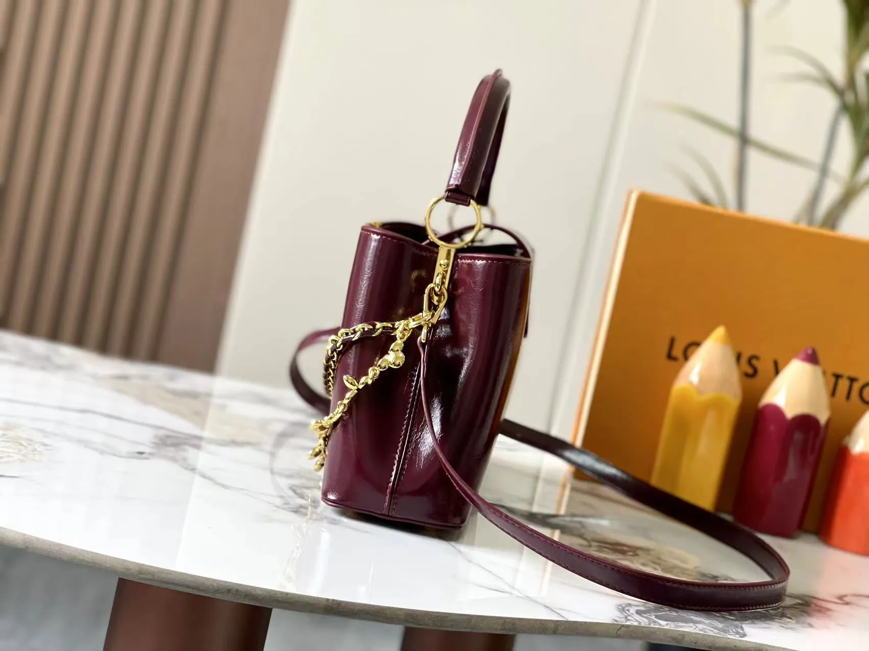 P480 [Guangzhou top quality original version] M25492 This CapucinesEast-WestBB handbag gives the leather a pleated texture, telling the new season trend. The cow leather trim outlines smooth lines, and the LV letters and detachable chain sparkle with metallic luster. The spacious interior meets different storage needs, and a variety of carrying methods show off its functional ingenuity. Size:33*19*9cm
