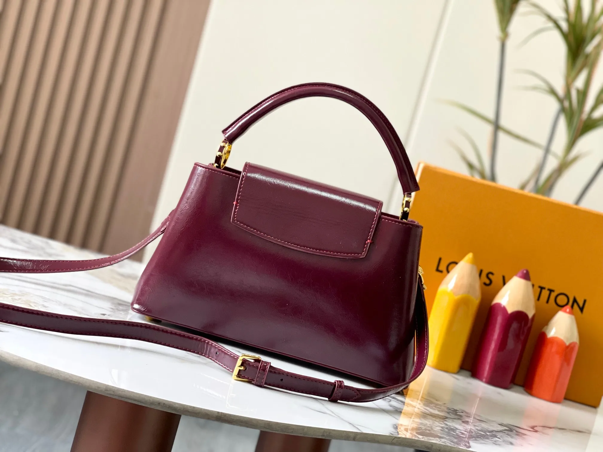 P480 [Guangzhou top quality original version] M25492 This CapucinesEast-WestBB handbag gives the leather a pleated texture, telling the new season trend. The cow leather trim outlines smooth lines, and the LV letters and detachable chain sparkle with metallic luster. The spacious interior meets different storage needs, and a variety of carrying methods show off its functional ingenuity. Size:33*19*9cm