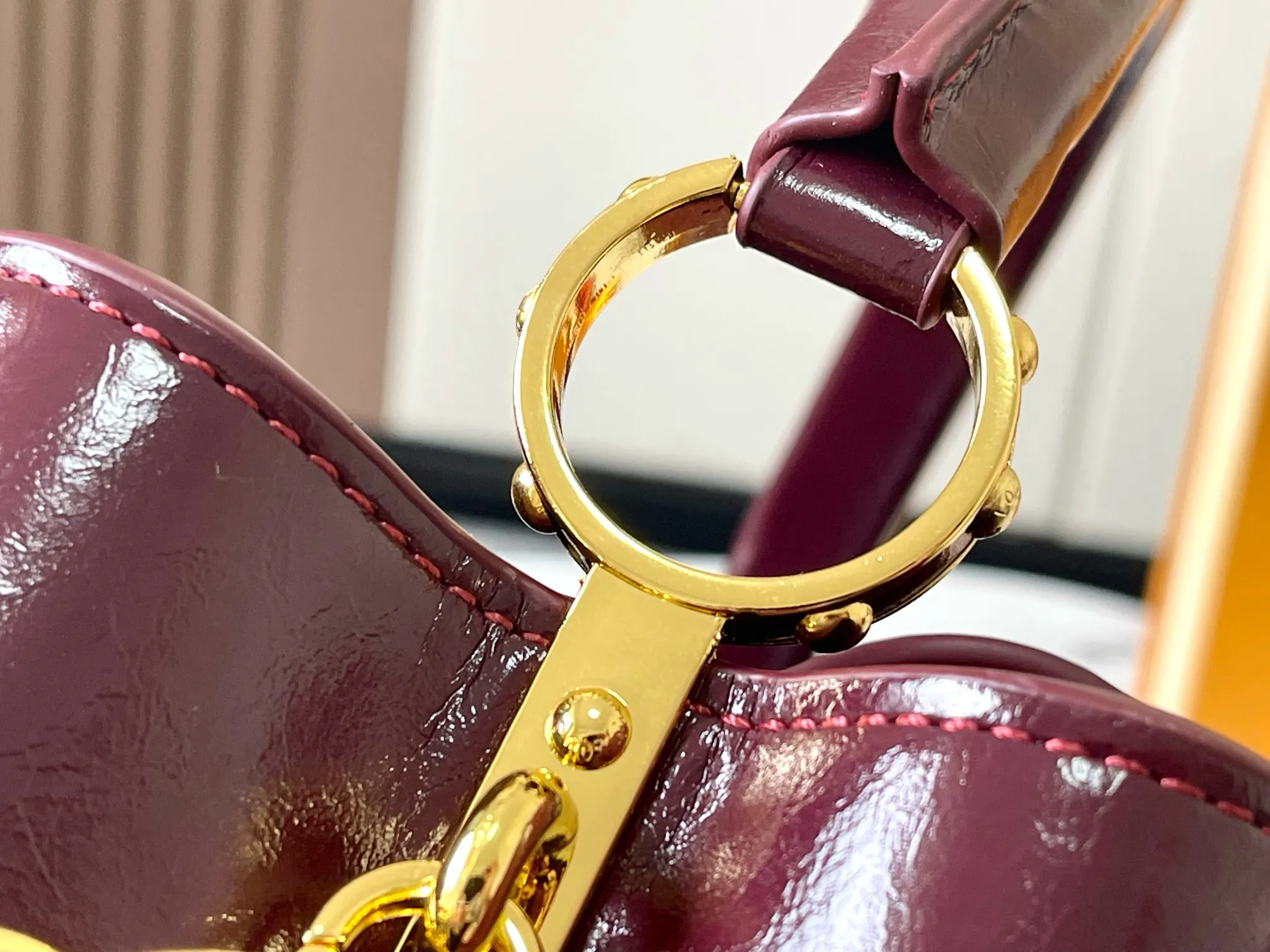 P480 [Guangzhou top quality original version] M25492 This CapucinesEast-WestBB handbag gives the leather a pleated texture, telling the new season trend. The cow leather trim outlines smooth lines, and the LV letters and detachable chain sparkle with metallic luster. The spacious interior meets different storage needs, and a variety of carrying methods show off its functional ingenuity. Size:33*19*9cm