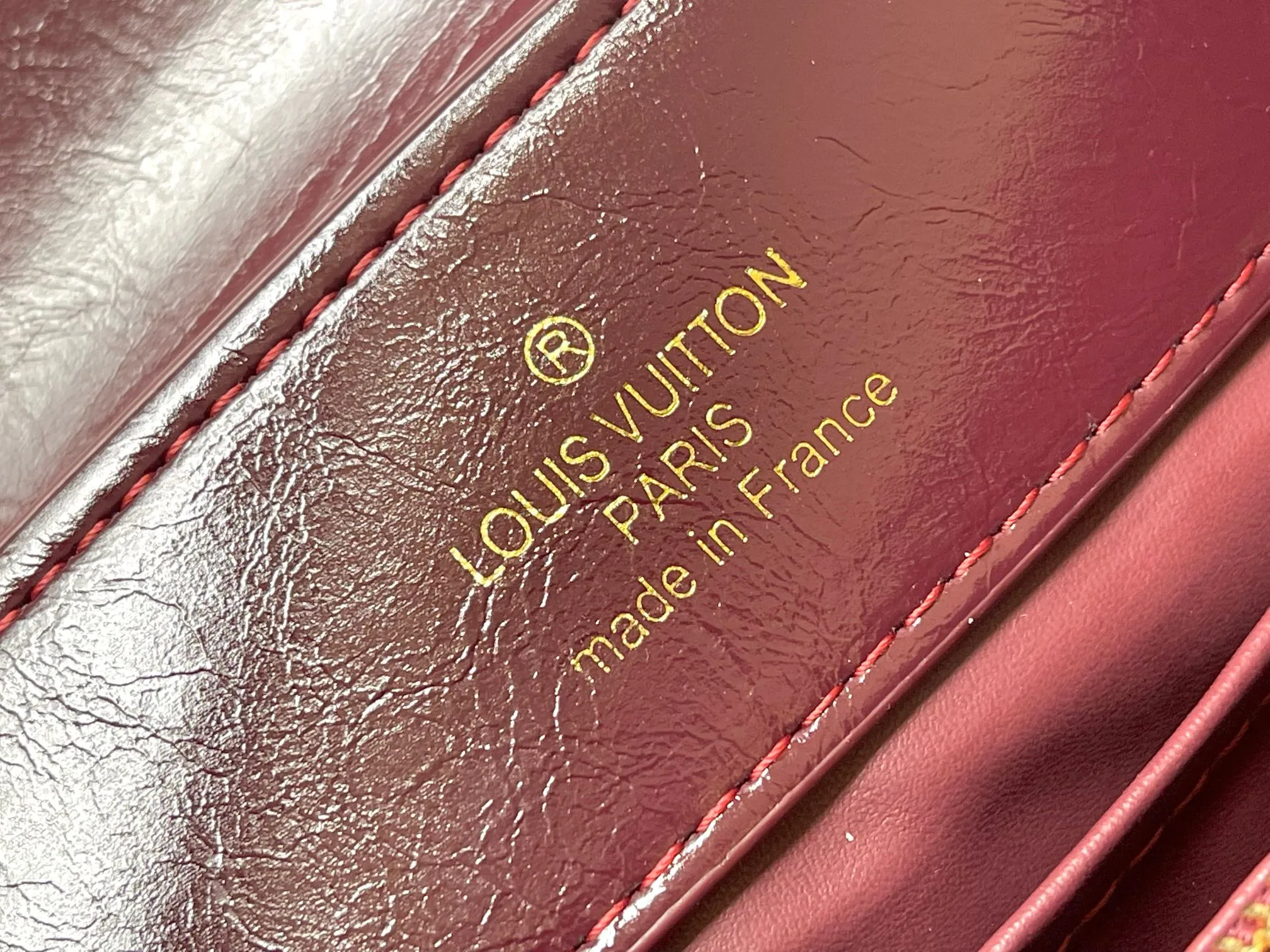 P480 [Guangzhou top quality original version] M25492 This CapucinesEast-WestBB handbag gives the leather a pleated texture, telling the new season trend. The cow leather trim outlines smooth lines, and the LV letters and detachable chain sparkle with metallic luster. The spacious interior meets different storage needs, and a variety of carrying methods show off its functional ingenuity. Size:33*19*9cm