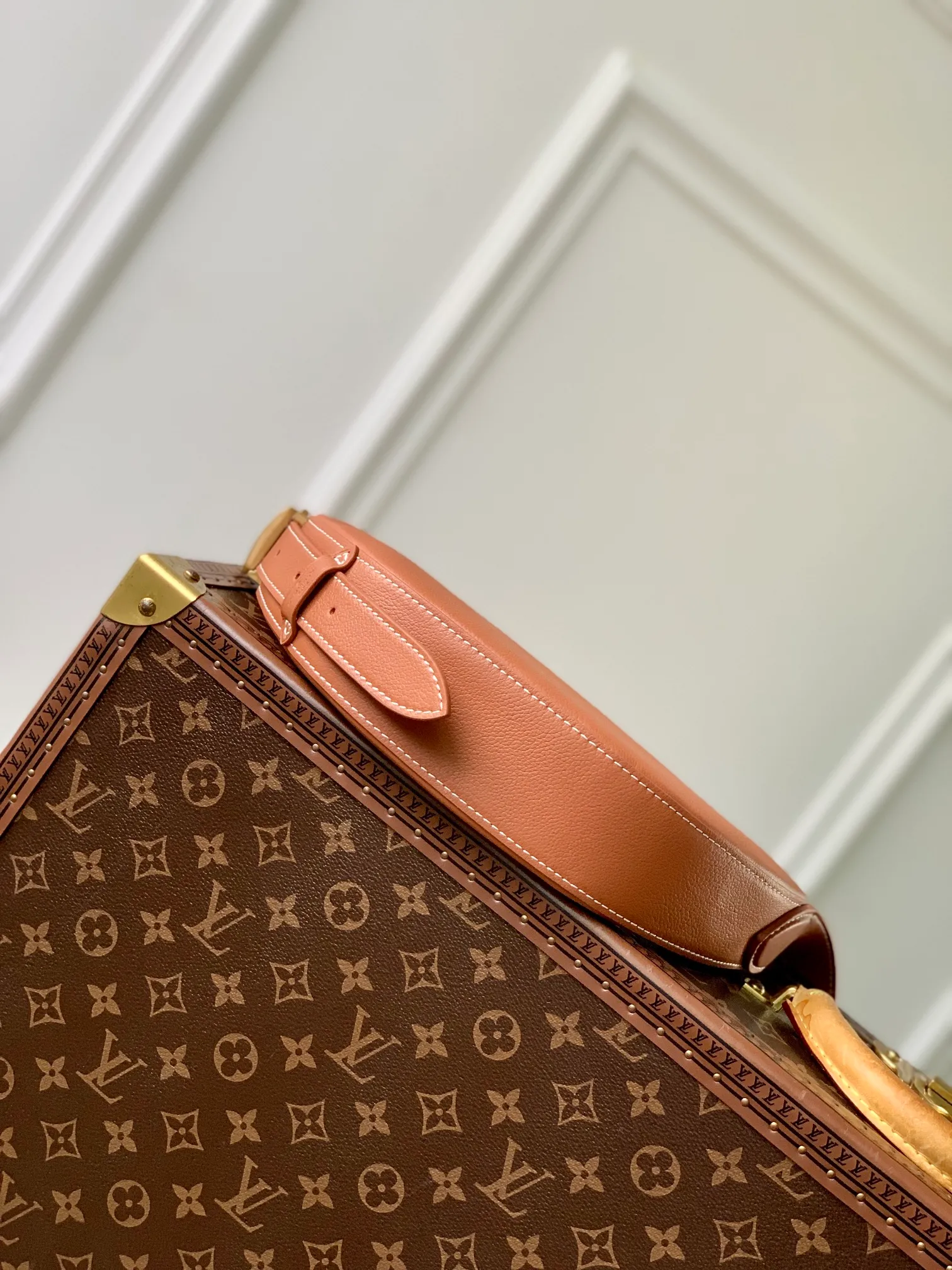 💰840 (Top Grain Leather) Top Original M83546 Brown This low-key crossbody bag features a modern minimalist design with extremely soft and smooth calfskin and exquisite details, including a padlock printed with the LV logo and a suede calfskin lining. This versatile bag features a zippered main compartment for essentials like your phone, wallet and keys, plus an adjustable shoulder or hand strap. 28 x 13 x 5.5cm (length x height x width)