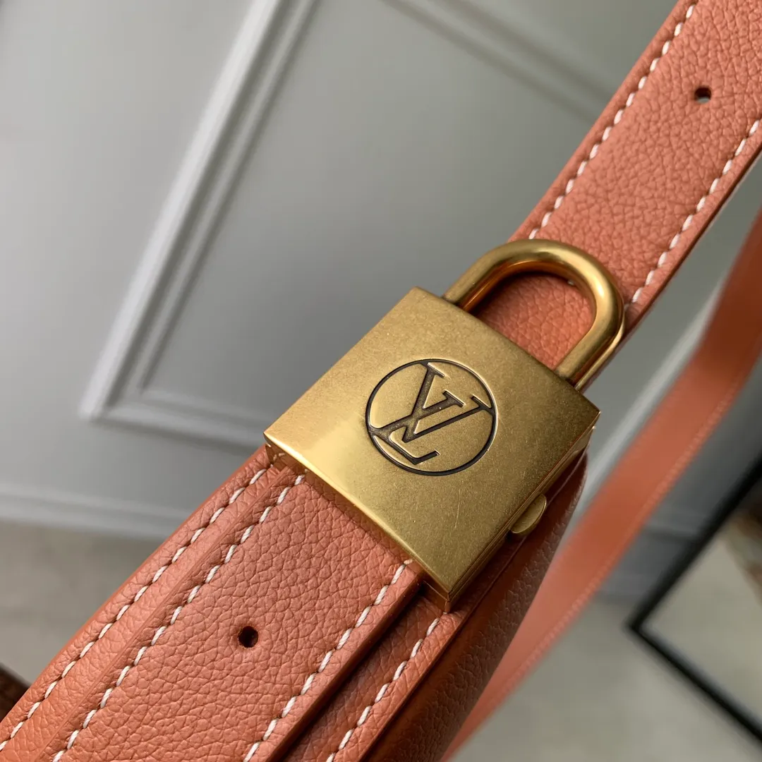 💰840 (Top Grain Leather) Top Original M83546 Brown This low-key crossbody bag features a modern minimalist design with extremely soft and smooth calfskin and exquisite details, including a padlock printed with the LV logo and a suede calfskin lining. This versatile bag features a zippered main compartment for essentials like your phone, wallet and keys, plus an adjustable shoulder or hand strap. 28 x 13 x 5.5cm (length x height x width)