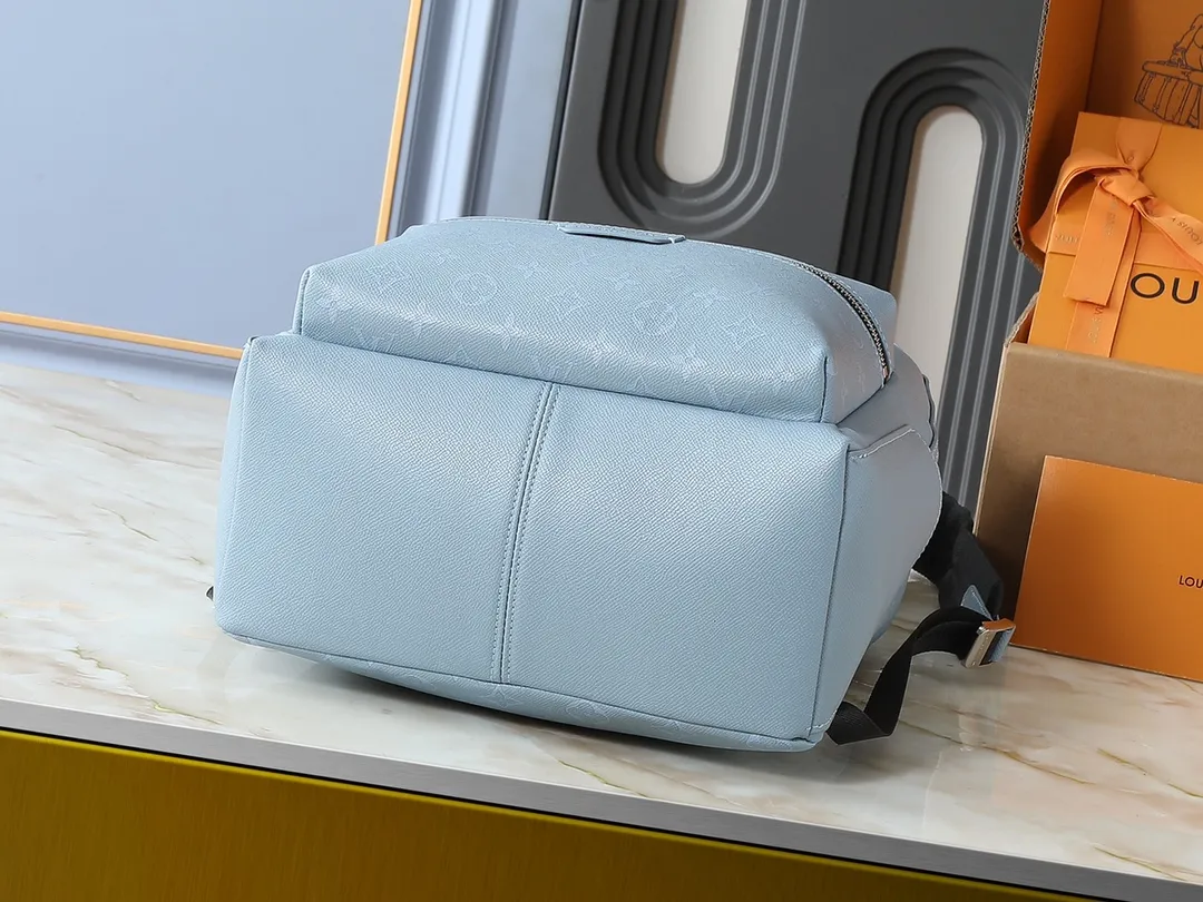💰340💰Upgraded from the original M31033 M46680 M46553 M46557 M22558 M46684 M22519 M40514 M46802 M31026 This Discovery backpack is made of Monogram embossed cow leather to create a soft and close-fitting structure, supplemented by the calm atmosphere of metal parts. The outer bag makes it easy to access and store accompanying items, while the inner bag allows for orderly storage. Dimensions: 29.0 x 38.0 x 20.0cm (length x height x width)