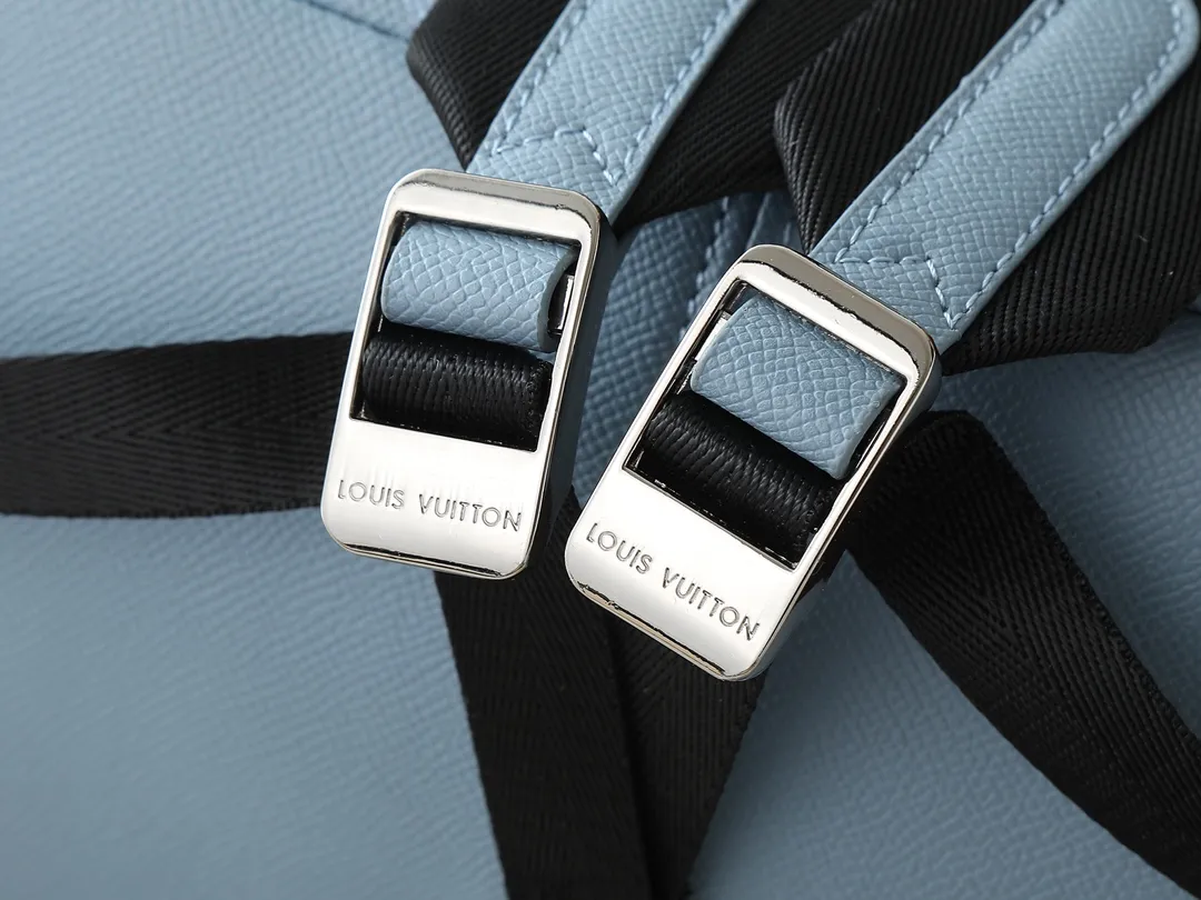 💰340💰Upgraded from the original M31033 M46680 M46553 M46557 M22558 M46684 M22519 M40514 M46802 M31026 This Discovery backpack is made of Monogram embossed cow leather to create a soft and close-fitting structure, supplemented by the calm atmosphere of metal parts. The outer bag makes it easy to access and store accompanying items, while the inner bag allows for orderly storage. Dimensions: 29.0 x 38.0 x 20.0cm (length x height x width)
