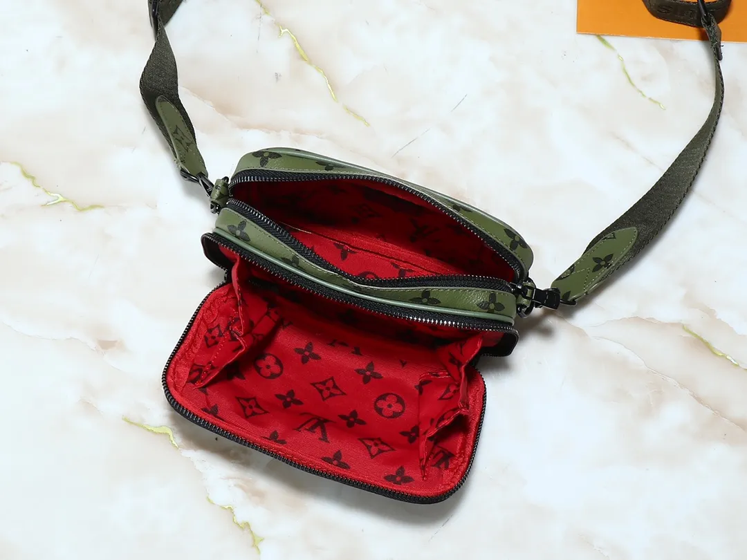 💰240💰Upgraded from the original M83383 M82542 M82544 M82801 mini men's messenger bag series. The new Zly hx NANO ALPHA handbag of the season. The Neo Alpha handbag condenses the past Alpha handbag design with rounded strokes and uses soft Monogram Eclipse canvas to build a casual silhouette. The ample space is equipped with a zipper compartment and front patch pocket to hold daily necessities such as mobile phones, cards and keys, and comes with a detachable and adjustable leather shoulder strap. 18.5 x 11 x 6.5 cm.