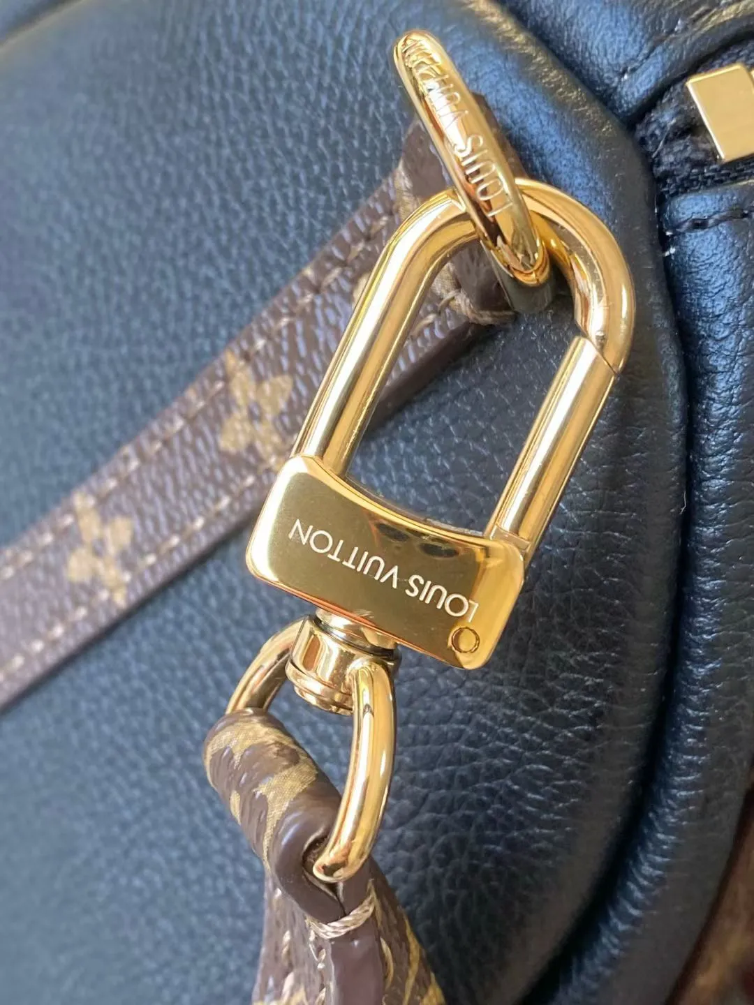 💰1040 (first-grain leather) top original order M26039 This small Express handbag can be called an urban luxury product. Its design is inspired by the brand's classic Keepall travel bag. It is carefully made of fine cow leather and decorated with Monogram classic pattern trim and lining. It is matched with metal parts and the iconic key bag and padlock, showing the essence of Louis Vuitton's travel tradition. The compact size can accommodate daily belongings and can be carried in various ways, making it suitable for modern urban life. Dimensions: 26 × 17 × 13.5 cm