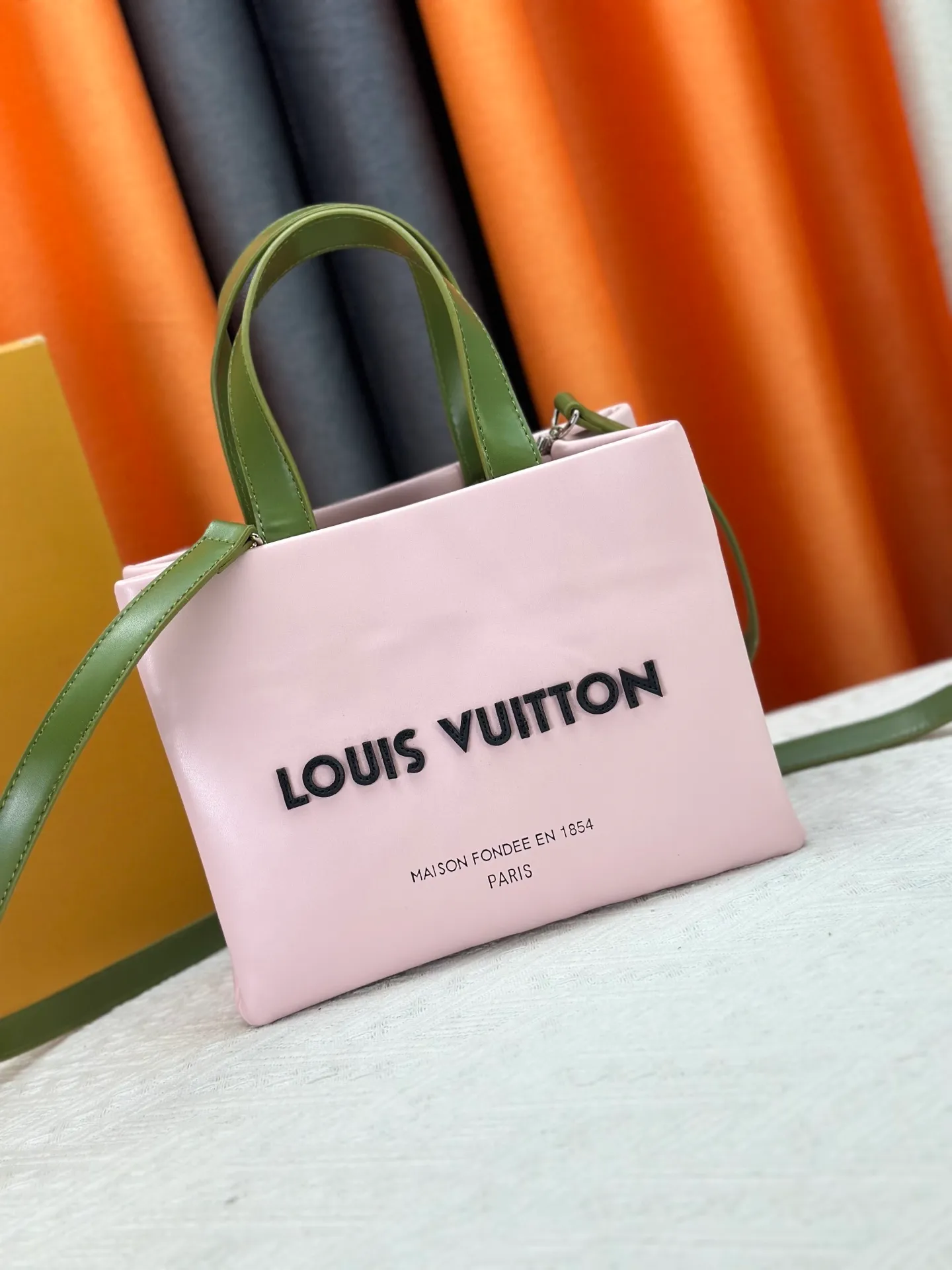 P280 M13940 Presbyopia Orange Pink Grass Green PHARREL and NIGO collection's joint series top original order This Shopper medium handbag draws inspiration from Louis Vuitton shopping bags, with the words Louis Vuitton and Maison Fondée En 1854 written on soft cow leather, with a top handle and a detachable shoulder strap. 25x19x11 • Cow leather • Cow leather trim • Textile lining • Metal hardware • Musketon closure • Main compartment • Zip pocket • Double patch pockets • Handles: Double handle