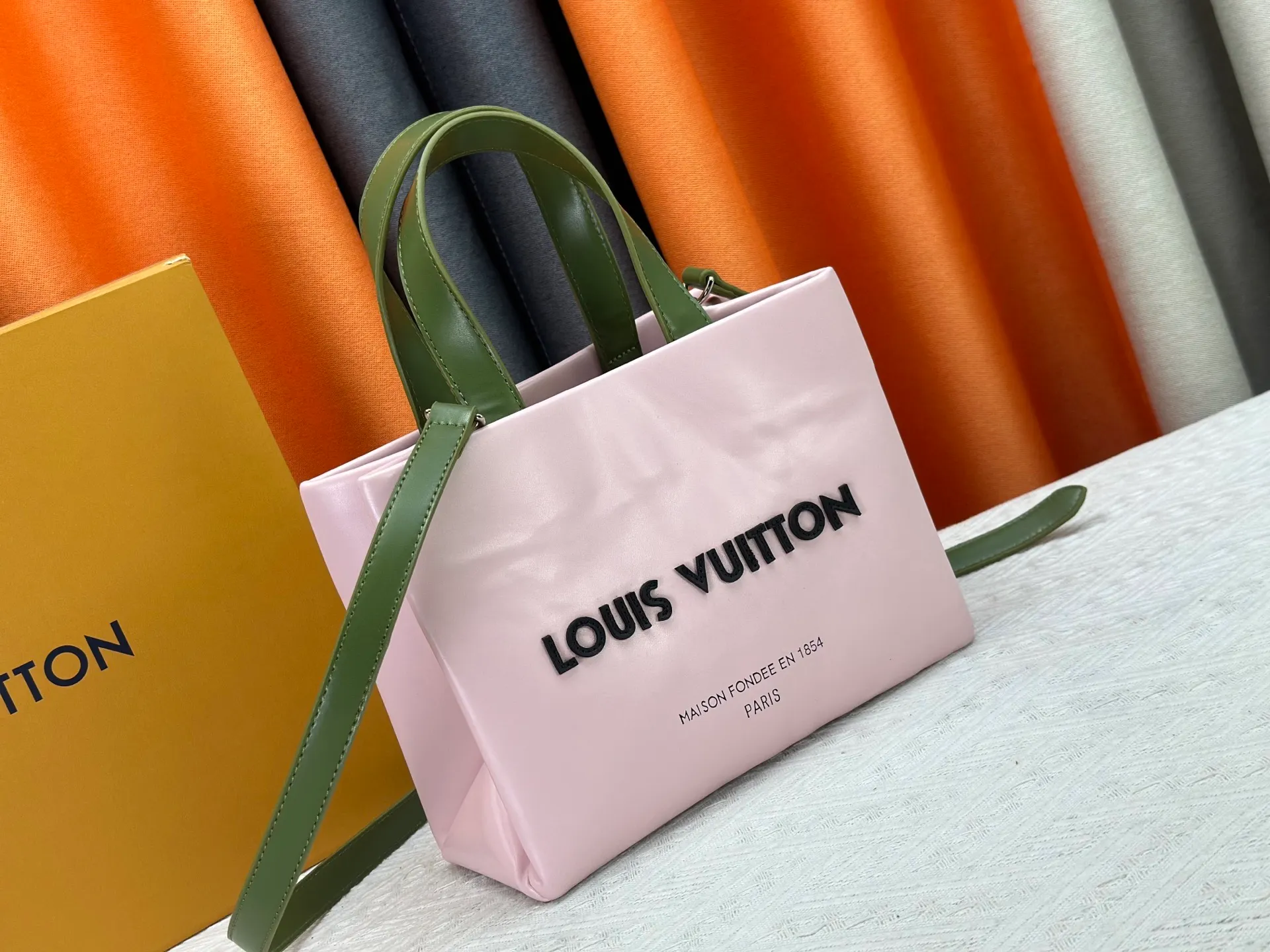 P280 M13940 Presbyopia Orange Pink Grass Green PHARREL and NIGO collection's joint series top original order This Shopper medium handbag draws inspiration from Louis Vuitton shopping bags, with the words Louis Vuitton and Maison Fondée En 1854 written on soft cow leather, with a top handle and a detachable shoulder strap. 25x19x11 • Cow leather • Cow leather trim • Textile lining • Metal hardware • Musketon closure • Main compartment • Zip pocket • Double patch pockets • Handles: Double handle