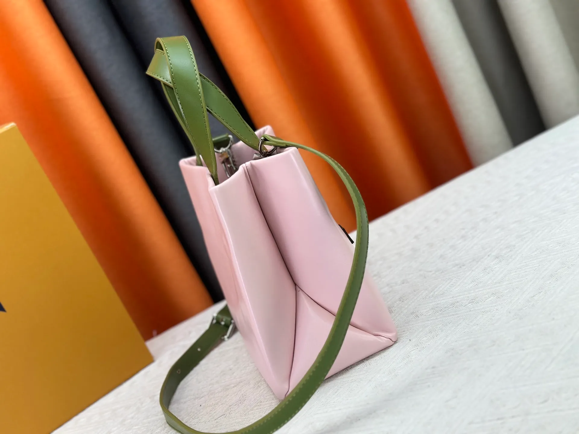 P280 M13940 Presbyopia Orange Pink Grass Green PHARREL and NIGO collection's joint series top original order This Shopper medium handbag draws inspiration from Louis Vuitton shopping bags, with the words Louis Vuitton and Maison Fondée En 1854 written on soft cow leather, with a top handle and a detachable shoulder strap. 25x19x11 • Cow leather • Cow leather trim • Textile lining • Metal hardware • Musketon closure • Main compartment • Zip pocket • Double patch pockets • Handles: Double handle