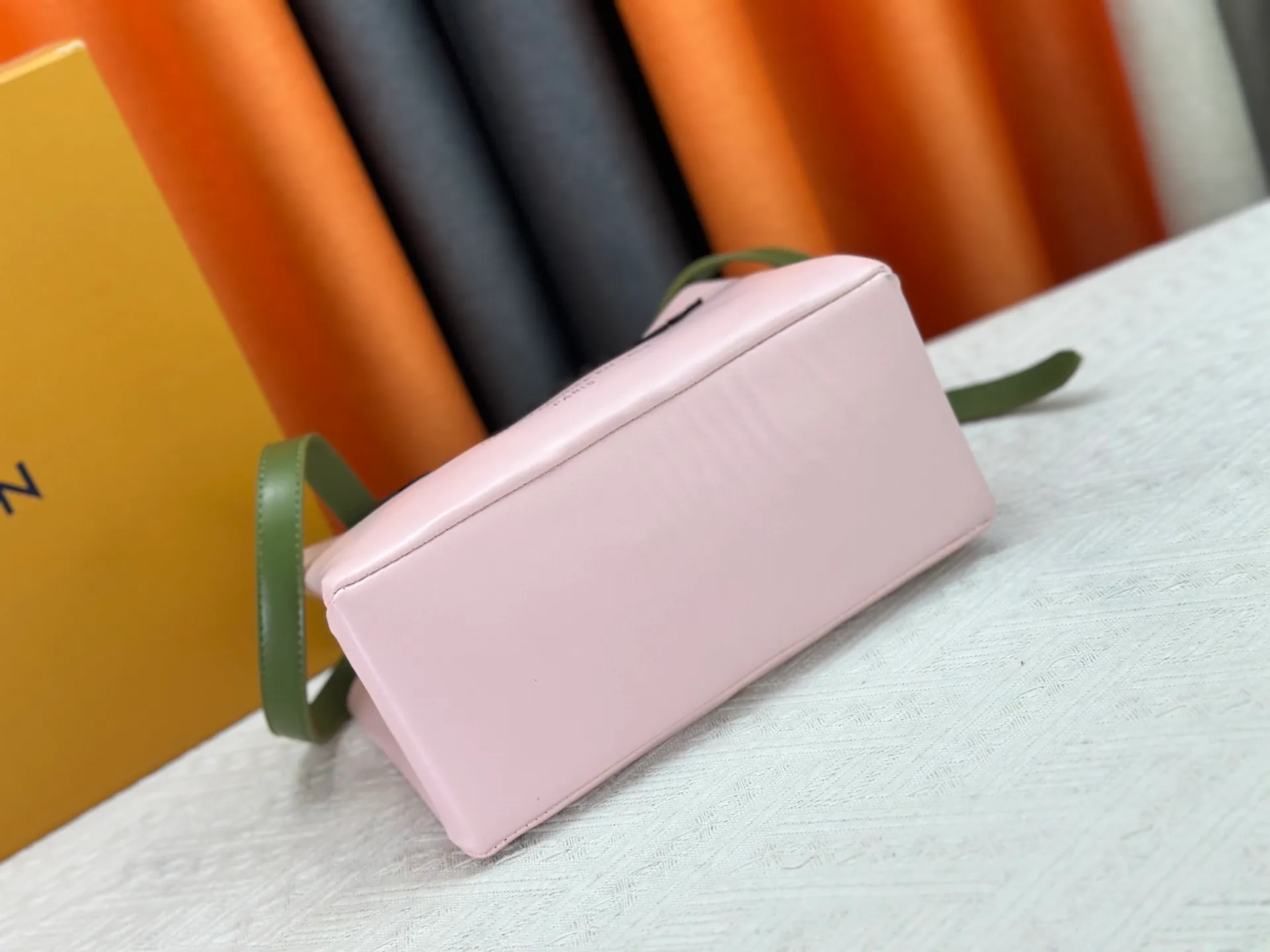 P280 M13940 Presbyopia Orange Pink Grass Green PHARREL and NIGO collection's joint series top original order This Shopper medium handbag draws inspiration from Louis Vuitton shopping bags, with the words Louis Vuitton and Maison Fondée En 1854 written on soft cow leather, with a top handle and a detachable shoulder strap. 25x19x11 • Cow leather • Cow leather trim • Textile lining • Metal hardware • Musketon closure • Main compartment • Zip pocket • Double patch pockets • Handles: Double handle
